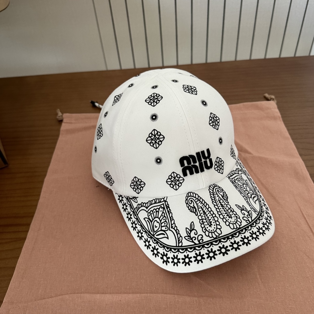 

 Miumiu缪缪 新款订单款刺绣涂鸦棒球帽🧢大牌款超好搭配，赶紧入手！