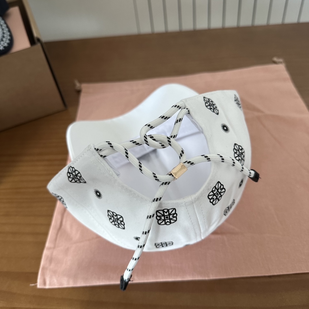 

 Miumiu缪缪 新款订单款刺绣涂鸦棒球帽🧢大牌款超好搭配，赶紧入手！