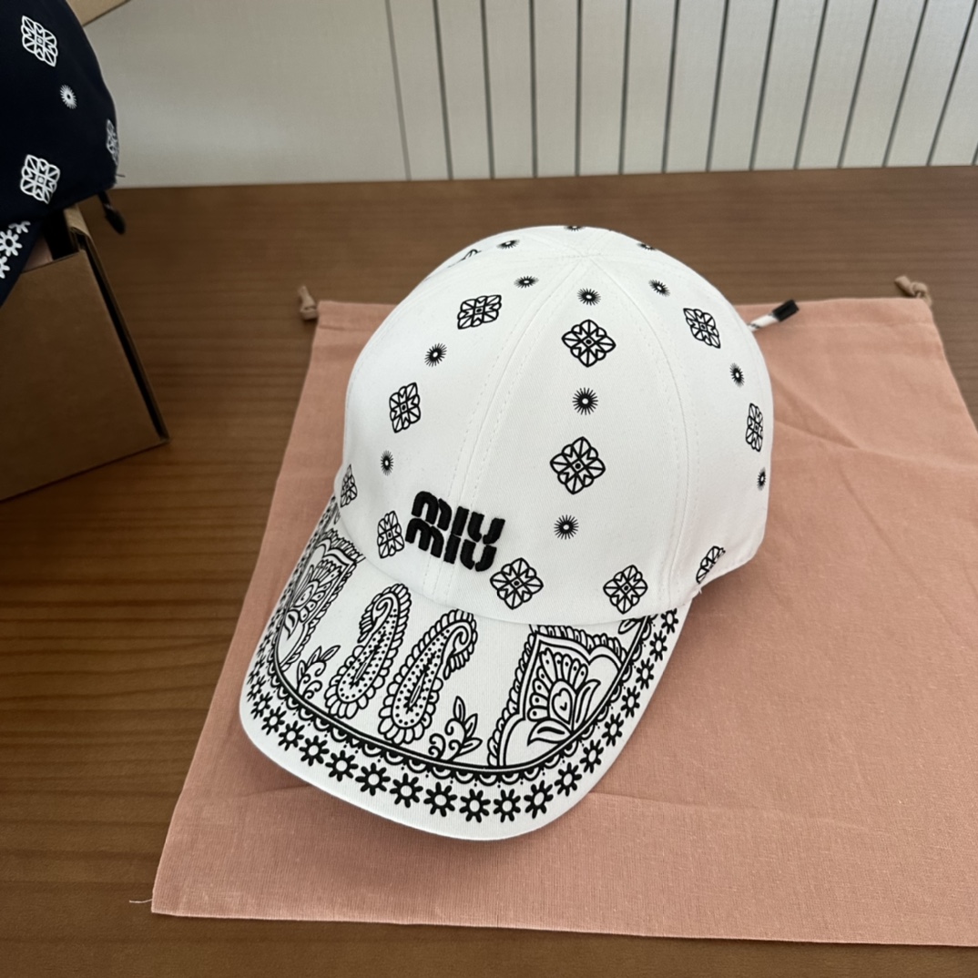

 Miumiu缪缪 新款订单款刺绣涂鸦棒球帽🧢大牌款超好搭配，赶紧入手！