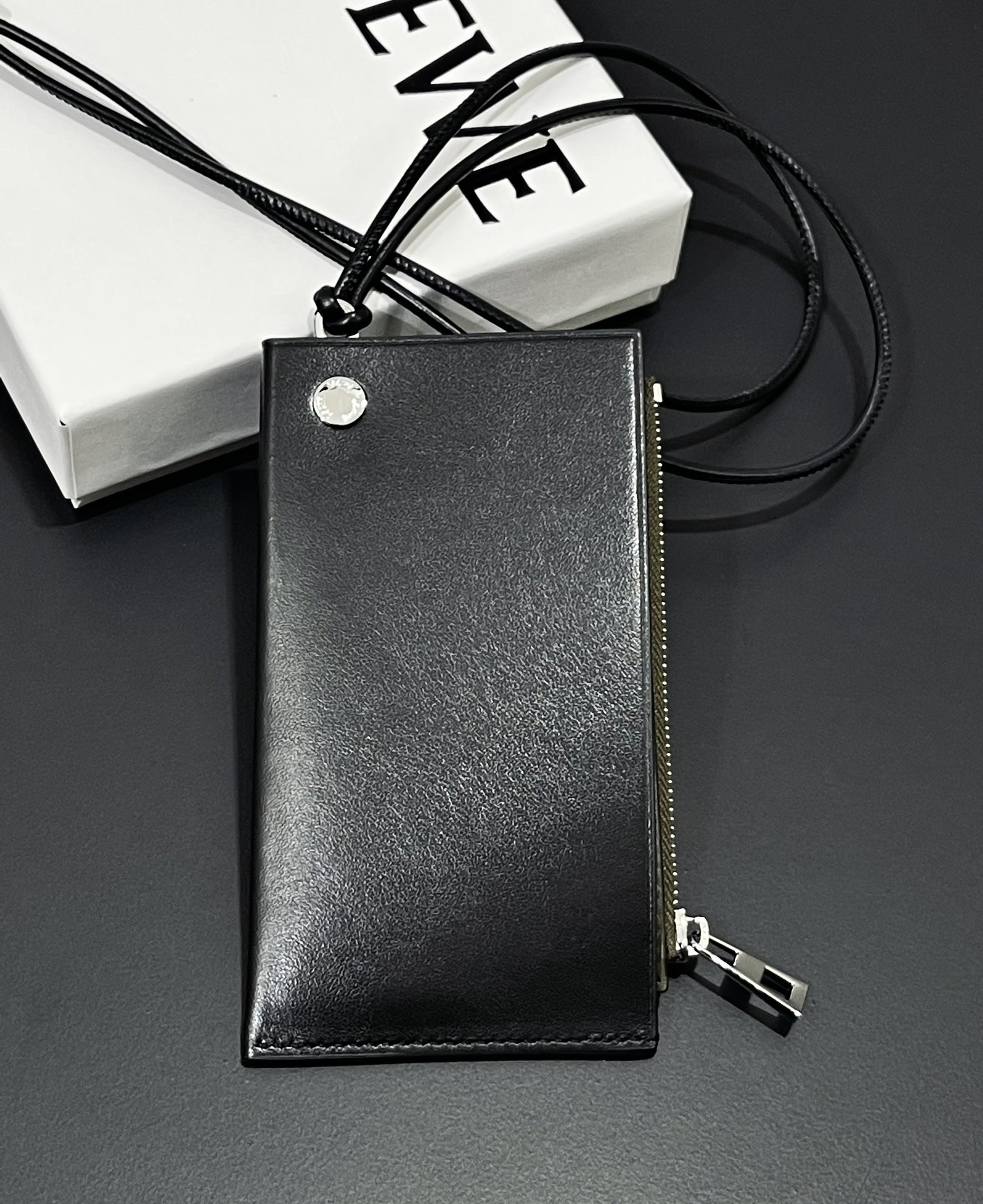 NO:672590,pebble slider hanging neck card holder made of color-blocked glossy cowhide, the outer card holder covers the inner compartment. Detachable lanyard three card slots, one zipper compartment style number 3812 size 14*7, loewe wallet, loewe, wallets, cowhide19860909pebble slider 挂脖卡包 采用拼色亮面牛皮制成, 外层卡包套包覆内隔层. 可拆卸挂绳 三个卡位, 一个拉链隔层 款号3812 尺寸14*7,罗意威钱包,loewe,wallets,cowhide,欧美剧