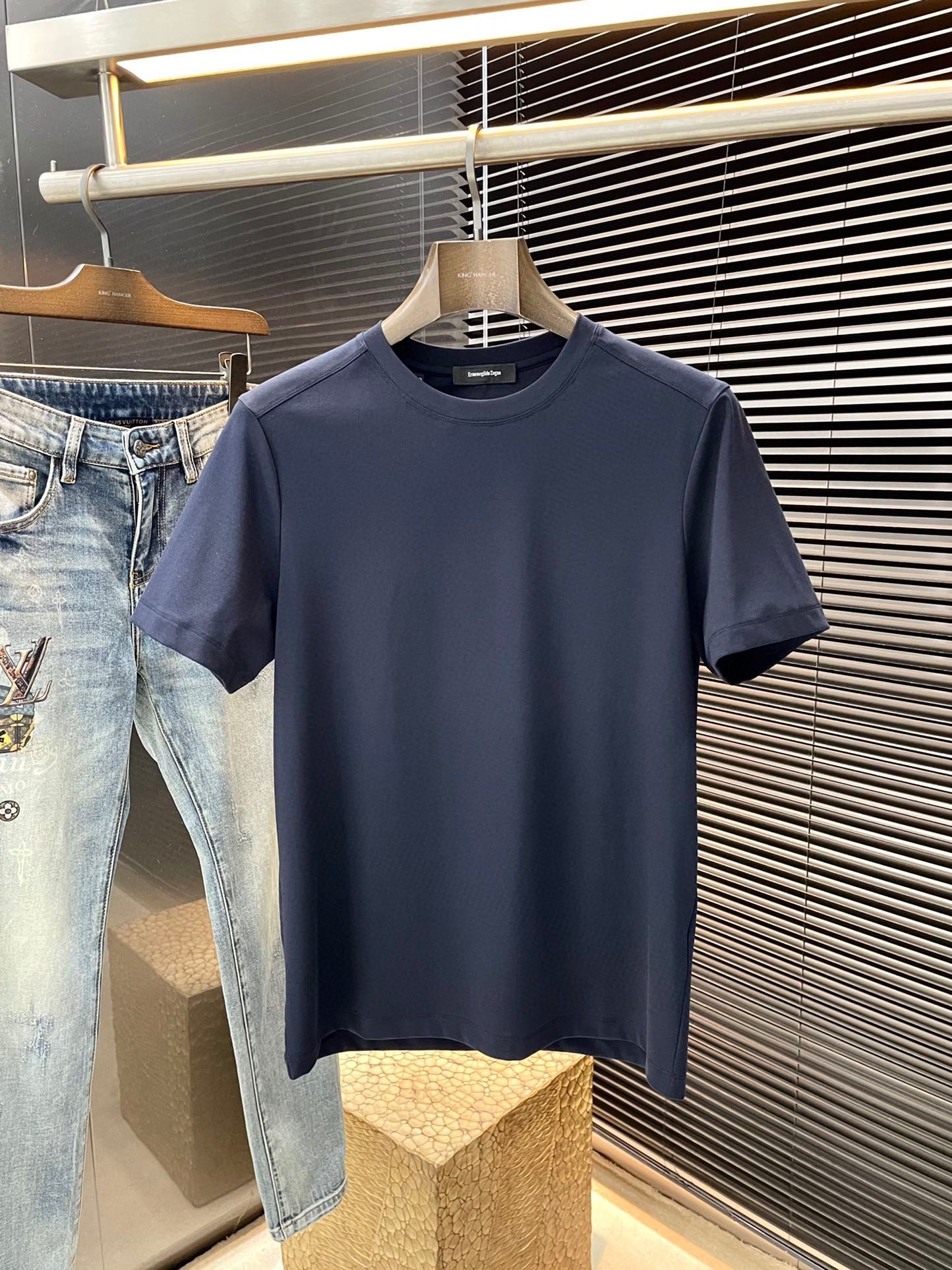 NO:433256,P Z Zegna- (Jegna) series VIP high-end customization 2025 spring and summer new short-sleeved style versatile styles anyone can easily control. Fully customized fabrics, high-quality cotton fabrics, soft fabrics, comfortable and soft upper body. The simple styles are very classy, ​​simple and unique, fashionable, the style is very exquisite, showing aura, and highlighting the exquisiteness of business men!  Size 48-58, zegna, T-shirt,alexander wang19860909P  Z Zegna-（杰尼亚）系列 VIP高级定制 2025春夏季新款短袖 百搭款式 任何人都可以轻松驾驭 面料全订制 高定一等品棉面料 面料手感柔软,上身舒适柔软 简约的款式非常显档次,简约个性时尚,版型剪裁非常精致,显气场,又会凸显商务男士的精致！尺码 48-58,,zegna,T-shirt,alexander wang,Men's clothing