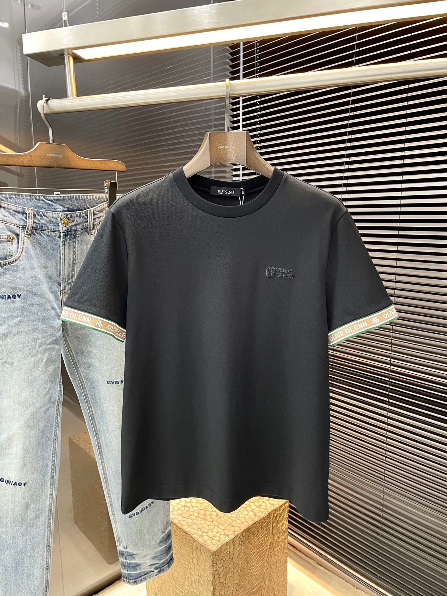 NO:433266,P Gucci series VIP high-end customization 2025 spring and summer new short-sleeved style versatile styles anyone can easily control. Fully customized fabrics, high-quality first-class mulberry silk fabric. The fabric feels soft and the upper body is comfortable and soft. The simple style is very classy, ​​simple and unique, and the style is very exquisite. The cut is very exquisite, showing the aura, and it will highlight the exquisiteness of business men!  Size M-3XL shipped the next day, gucci,gucci,T-shirt,alexander wang19860909P  Gucci（古驰）系列 VIP高级定制 2025春夏季新款短袖 百搭款式 任何人都可以轻松驾驭 面料全订制 高定一等品桑蚕丝面料 面料手感柔软,上身舒适柔软 简约的款式非常显档次,简约个性时尚,版型剪裁非常精致,显气场,又会凸显商务男士的精致！尺码 M-3XL 隔天出货,,gucci,gucci,T-shirt,alexander wang,Men's clothing