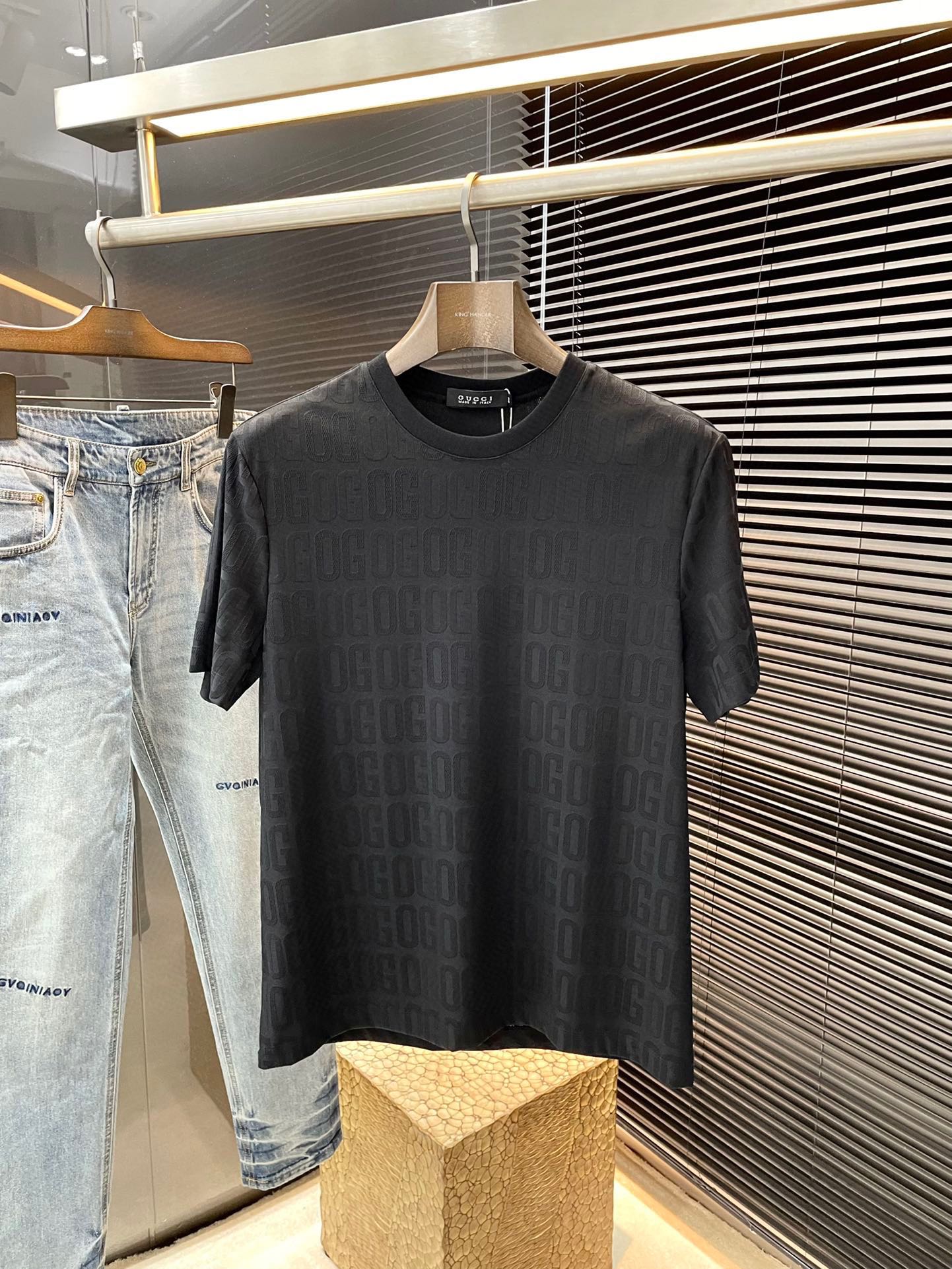 NO:433272,Gucci series VIP high-end customization 2025 spring and summer new short-sleeved style versatile styles anyone can easily control. Fully customized fabrics, high-quality first-class mulberry silk fabric. The fabric feels soft and the upper body is comfortable and soft. The simple style is very classy, ​​simple and unique, and the style is very exquisite. The tailoring is very exquisite, showing the aura, and it will highlight the exquisiteness of business men!  Size M-3XL shipped the next day, gucci,gucci,t-shirt,alexander wang19860909Gucci（古驰）系列 VIP高级定制 2025春夏季新款短袖 百搭款式 任何人都可以轻松驾驭 面料全订制 高定一等品桑蚕丝面料 面料手感柔软,上身舒适柔软 简约的款式非常显档次,简约个性时尚,版型剪裁非常精致,显气场,又会凸显商务男士的精致！尺码M-3XL 隔天出货,,gucci,gucci,T-shirt,alexander wang,Men's clothing