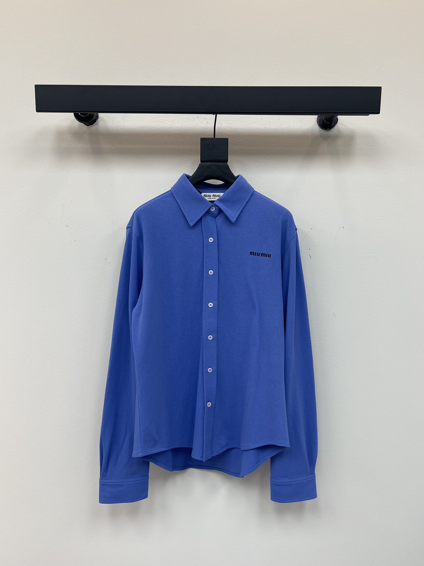 NO:436728,Miumi*25 new lapel long-sleeved shirt, customized YB red cotton material, self-adapted, moisture-absorbing and breathable, lapel long-sleeved shirt, fully open button treatment, random adjustment for exterior treatment, ready-to-wear fabric is very elastic, outlined curves, modify the body shape, the letter logo on the chest echoes, low-key highlights the brand's personality charm, rich design levels, daily wear, fashionable and relaxed SML,,miumiu,alexander wang19860909Miumi*25新款翻领长袖衬衣 定制YB朱地全棉材质 自带孔洞 吸湿透气 翻领长袖衬衣 全开襟钮扣处理 随意调节作外搭处理 成衣面料弹性十足 勾勒曲线 修饰身形 胸前字母标识呼应 低调彰显了品牌个性魅力 丰富设计层次 日常穿搭 时尚松弛 SML,,miumiu,alexander wang,Women's clothing