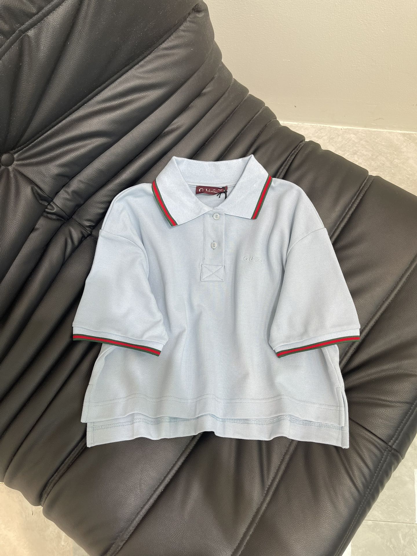 NO:436731,Gucc*25 new short shirt short sleeve top Customized YB red cotton material with hollowness, moisture absorption and breathability Short style, half-open neckline button treatment, random adjustment, ready-to-wear collar cuffs are highlighted by classic red and green stripes, and the letter logo on the chest echoes, low-key highlights the brand's personality charm, rich design levels, short style with the side slit front and long design treatment, highlighting the waist curve, making it more youthful and slender, can be easily controlled during daily travel or leisure and entertainment, fashionable and relaxed SML, gucci, T-shirt, alexander wang19860909Gucc*25新款短款衫短袖上衣 定制YB朱地全棉材质 自带空洞 吸湿透气 短款 领口半开襟钮扣处理 随意调节 成衣领边袖口以经典红绿色条纹作为亮点 胸前字母标识呼应 低调彰显了品牌个性魅力 丰富设计层次 短款配合侧面开叉前短后长设计处理 凸显腰部曲线 更显青春纤细 日常出行还是休闲娱乐 都能轻松驾驭 时尚松弛 SML,,gucci,T-shirt,alexander wang,Women's clothing