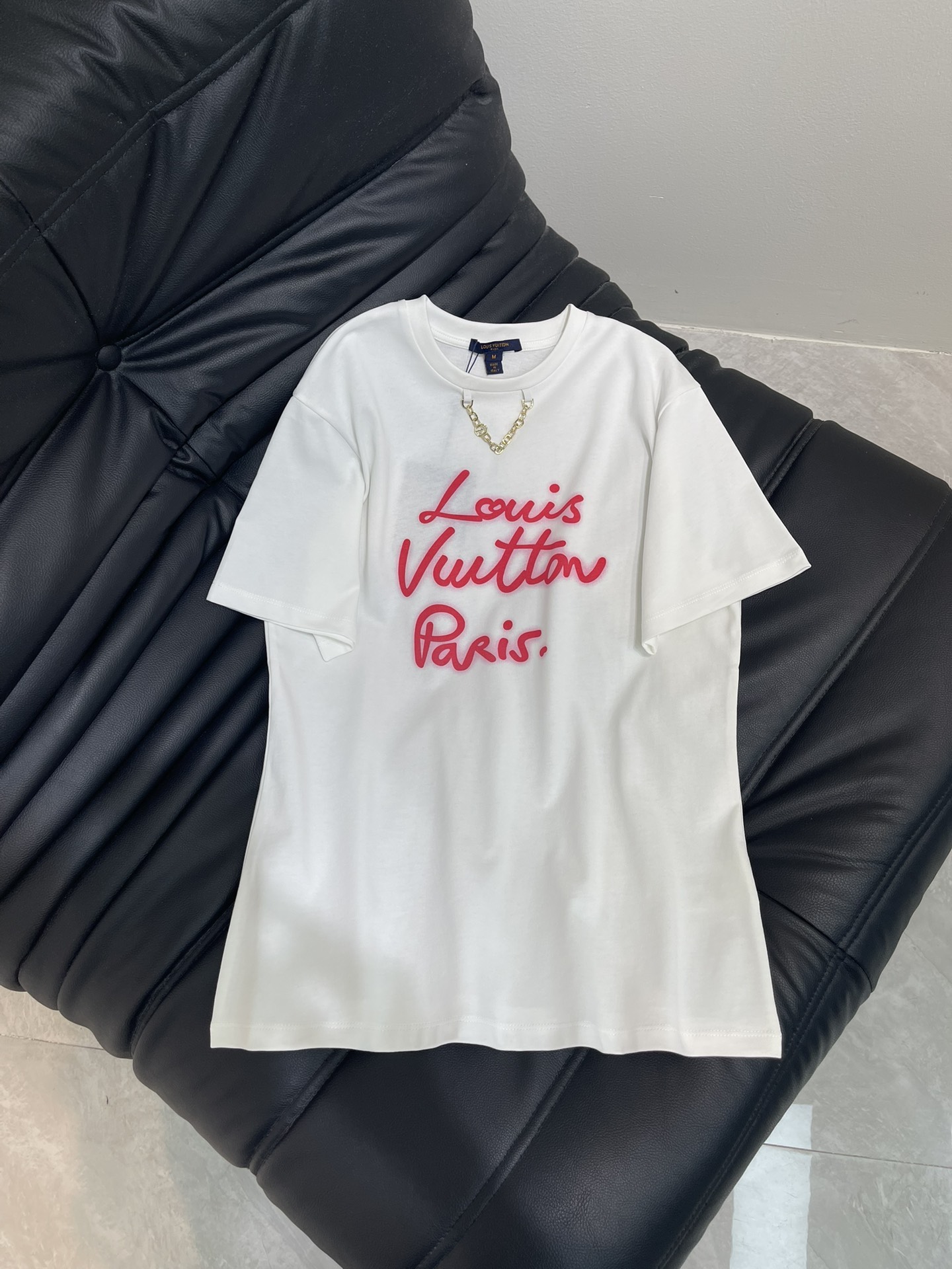 NO:436737,Louis Vuitto*25 new chain round neck printed short-sleeved T-shirt Customized YB mercerated cotton material breathable and comfortable, full texture. Regular short-sleeved T-shirt cut highlights the brand style. Made of gram-weight pure cotton, full of drape and slim visual effect. The chest is restored by printing technology. The key colors depict the letters brighten the colors to create a three-dimensional luminous feeling. The flower brand logo pattern echoes the neckline engraved letter chain to make the fashion and high-end feel immediately. Create a personal style. Fashionable and relaxed. The inner wear is brilliant and fashionable. SML,,louis vuitton, T-shirt,tees, t-shirt,alexander wang19860909Louis Vuitto*25新款链条圆领印花短袖T恤 定制YB丝光全棉材质 透气舒适 质感十足 常规短袖T恤裁剪 凸显品牌格调 采用克重纯棉制成 垂坠感十足 呈现显瘦视觉效果 胸前利用印花工艺还原色彩 重点色描绘字母提亮色打造立体发光感 花体品牌徽标图案 与领口印刻字母链条呼应 让时尚高级感立刻显现 打造个性风格 时髦松弛 单穿内搭都出彩时髦 SML,,louis vuitton,T-shirt,tees，t-shirt,alexander wang,Women's clothing