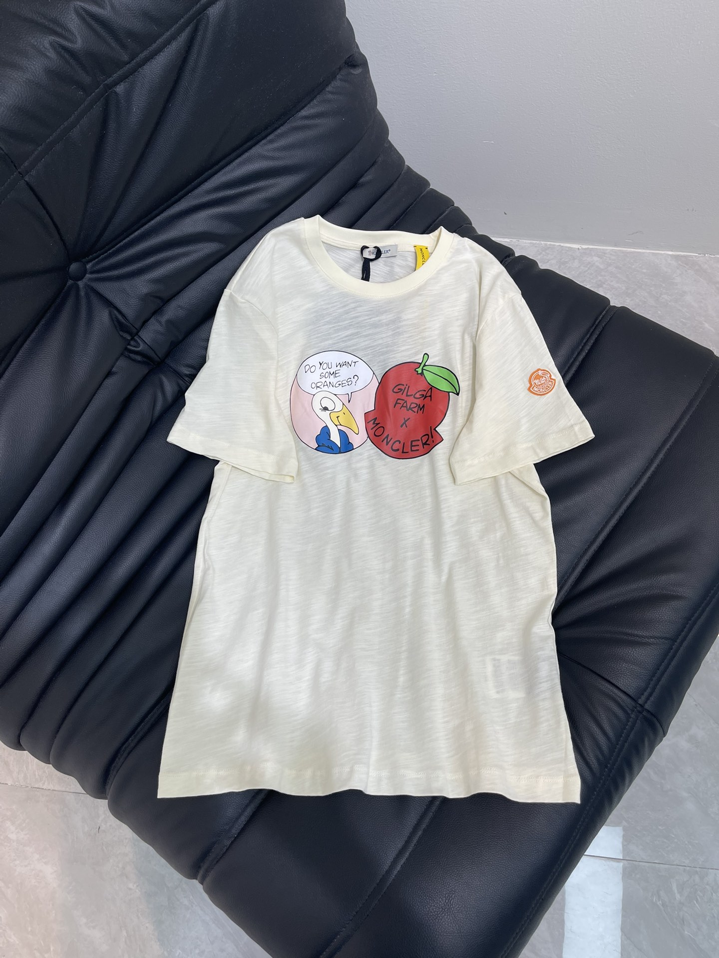 NO:436749,Moncle* 25 spring and summer new round neck cartoon printed short-sleeved T-shirt with exquisite regular style and slimming on the upper body!  Customize the latest co-branded series and are low-key and luxurious!  A must-have item for fashionable things unlocks all outfits!  Determine the quality of my home!  Classic items are fashionable and high-end, and the classic style is versatile and not picky!  SML, Moncler, T-shirt,tees, t-shirt,alexander wang19860909Moncle*蒙口25春夏新品圆领卡通印花短袖T恤 精致常规版型上身显瘦！ 定制最新联名系列低调奢华！ 时髦精必备单品解锁所有穿搭！ 认准我家品质！经典单品时髦又高级 经典版型百搭不挑人！ SML,,Moncler,T-shirt,tees，t-shirt,alexander wang,Women's clothing