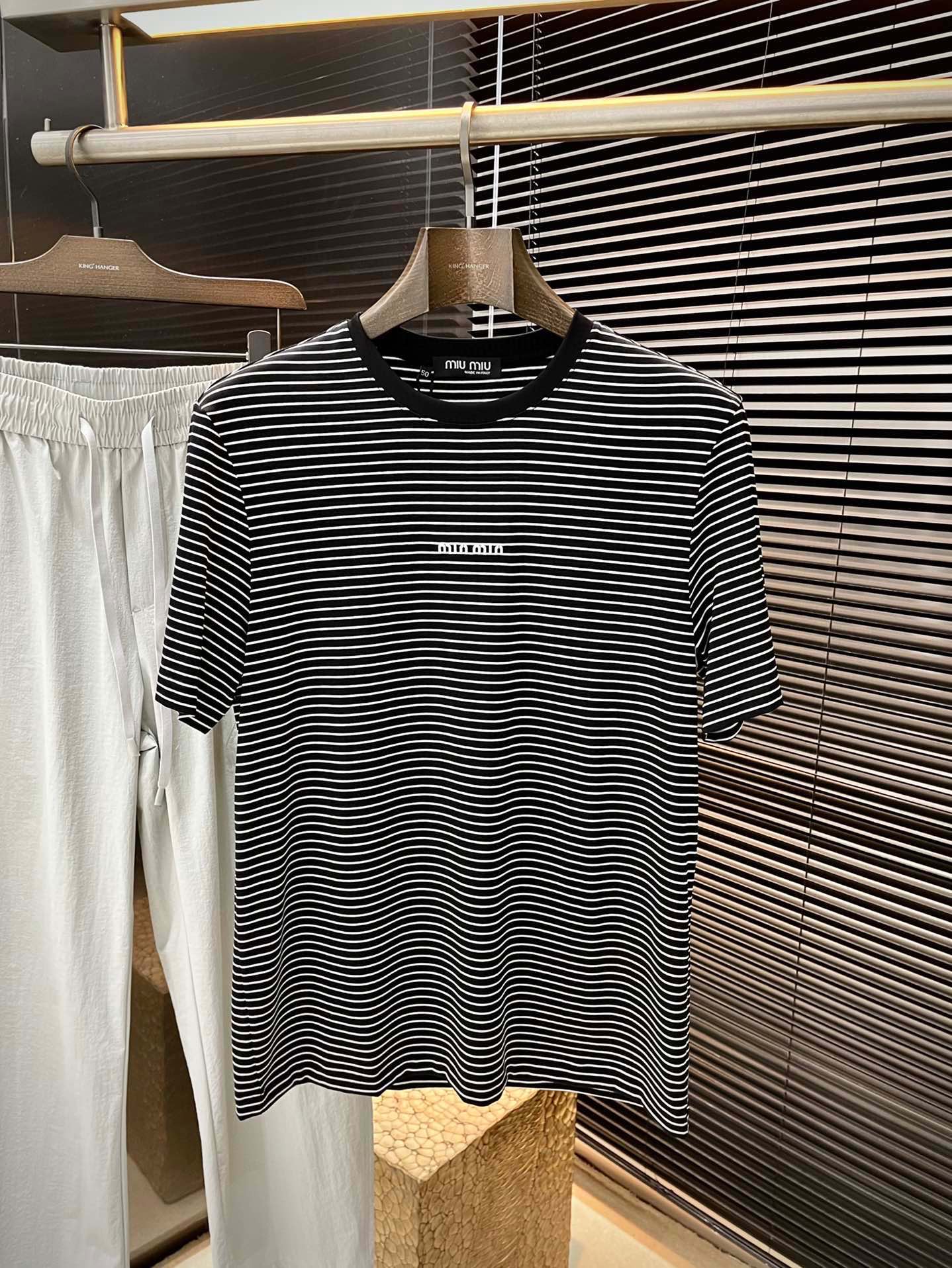 NO:433275,P miu miu series VIP high-end customization 2025 spring and summer new short-sleeved style versatile styles can be easily controlled by anyone. Fully customized fabrics, high-quality first-class Lycel fabrics The fabric feels soft and the upper body is comfortable and soft. The simple style is very classy, ​​simple and unique, and the style is very exquisite, showing the aura, and highlighting the exquisiteness of business men!  Size M-3XL, miumiu, T-shirt, alexander wang19860909P  miu miu（缪缪） 系列 VIP高级定制 2025春夏季新款短袖 百搭款式 任何人都可以轻松驾驭 面料全订制 高定一等品莱赛尔面料 面料手感柔软,上身舒适柔软 简约的款式非常显档次,简约个性时尚,版型剪裁非常精致,显气场,又会凸显商务男士的精致！尺码 M-3XL,,miumiu,T-shirt,alexander wang,Men's clothing