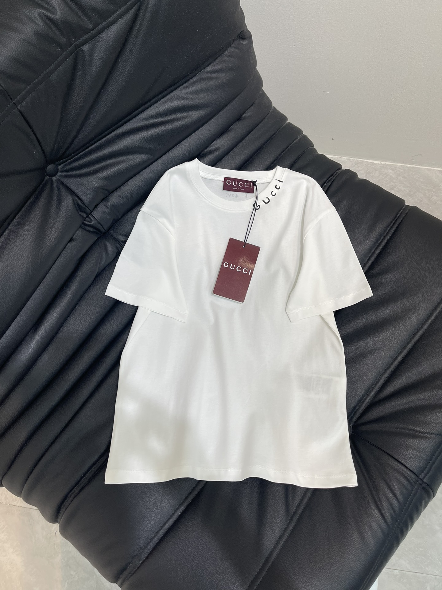 NO:436740,Gucc25 spring and summer new printed slim letter short-sleeved T-shirt Customized YB native cotton material breathable and comfortable, full texture Slim short-sleeved T-shirt cut highlights the brand style Made of gram-weight pure cotton, slightly elastic, presents a slim visual effect The letter logo pattern on the one-side collar edge is embellished with more texture Hand-painted effect The brand's own fashion sense is instantly created to create a fashionable style at will. The inner wear is brilliant and fashionable SML, gucci, T-shirt,tees, t-shirt,alexander wang19860909Gucc25春夏新款印花修身字母短袖T恤 定制YB原生全棉材质 透气舒适 质感十足 修身短袖T恤裁剪 凸显品牌格调 采用克重纯棉制成 略带有弹力 呈现显瘦视觉效果 单侧领边点缀字母徽标图案 手绘效果更显质感 品牌自带的时尚感立现 随心打造潮流时髦风格 单穿内搭都出彩时髦 SML,,gucci,T-shirt,tees，t-shirt,alexander wang,Women's clothing