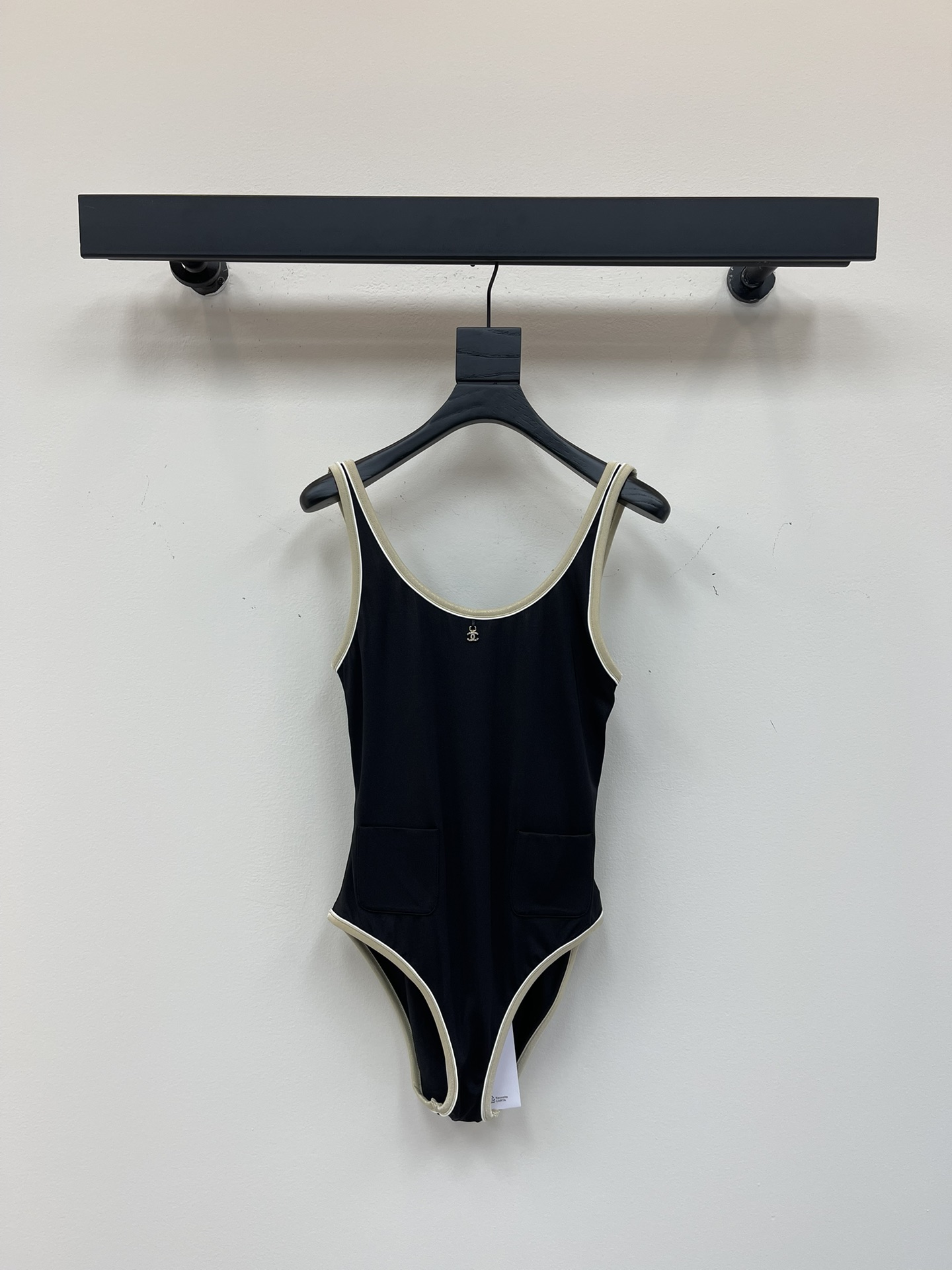 NO:436745,Chane*25 spring and summer new contrasting suspender swimsuit custom YB imported swimsuit material craft restoration treatment presents three-dimensional delicate soft texture, skin-friendly and comfortable round neck swimsuit cut contrasting outline wrapping, collide with the big body. The two colors of black mustard yellow are classic and lively. The upper body looks white. The neckline pendant rhinestone double C decoration. The back is hollowed out and buckles are connected to add exquisite tone. Show brand tone. Symmetrical pockets are rich in layers. Adapt to age-reducing fashionable and fashionable style. The first choice for vacation SML, chanel, swimsuits, alexander wang19860909Chane*25春夏新款撞色吊带泳衣 定制YB进口泳衣材质 工艺还原处理 呈现立体细腻柔软质感 亲肤舒适 圆领泳衣裁剪 撞色勾勒包边 与大身形成碰撞 黑色芥末黄两款颜色经典不失活泼 上身显白 领口吊坠水钻双C装点 后背挖空以扣相连 增添精致调性 展示品牌调性 对称口袋丰富层次 适配减龄时髦洋气风格 度假首选 SML,,chanel,swimsuits,alexander wang,Women's clothing