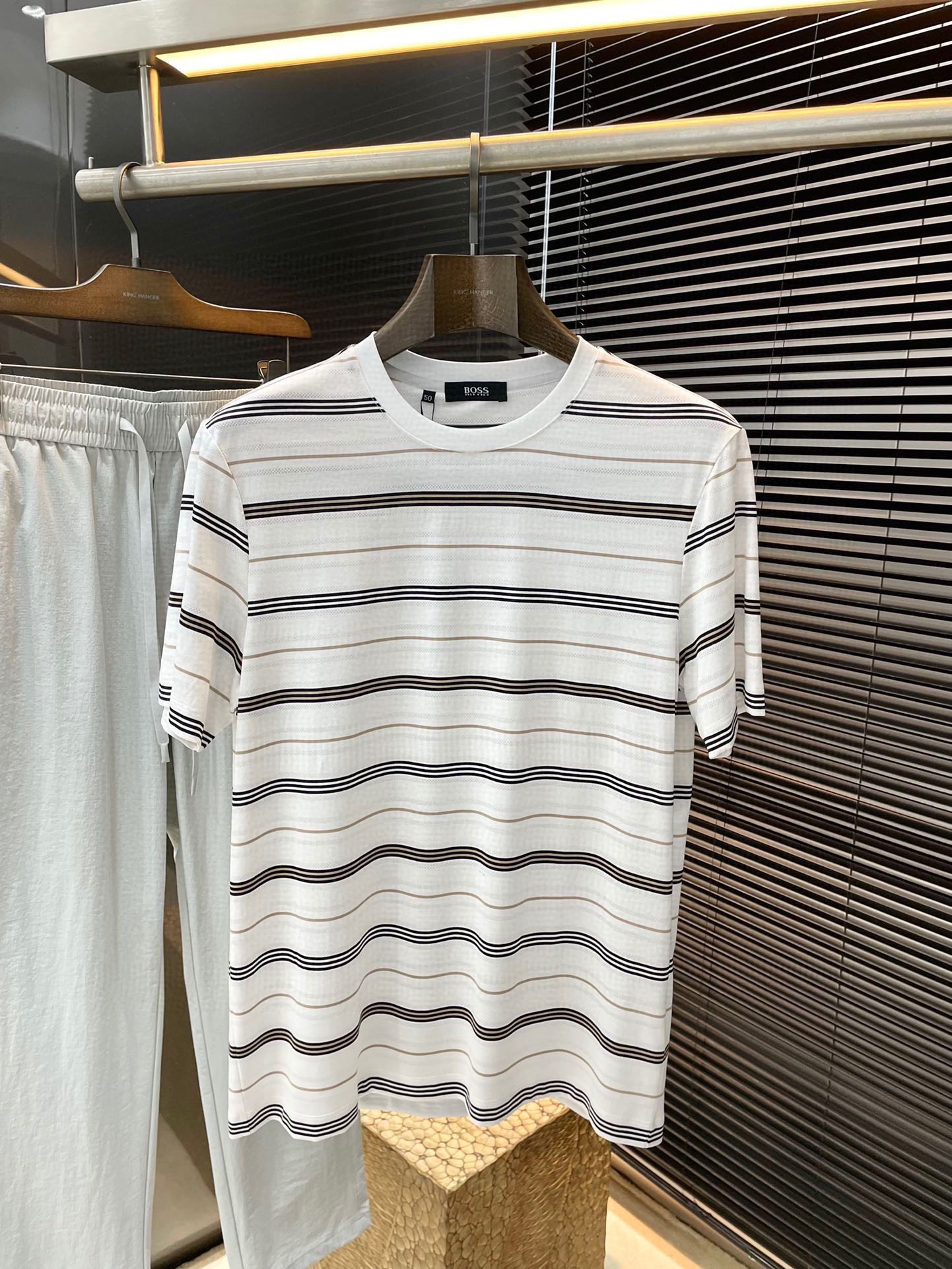 NO:433280,P Boss series VIP high-end customization 2025 spring and summer new short-sleeved style versatile styles can be easily controlled by anyone. Fully customized fabrics, high-quality first-class Lycel fabrics The fabric feels soft and the upper body is comfortable and soft. The simple style is very classy, ​​simple and unique, and the style is very exquisite, showing the aura, and it will highlight the exquisiteness of business men!  Size M-3XL, T-shirt,alexander wang19860909P  Boss 系列 VIP高级定制 2025春夏季新款短袖 百搭款式 任何人都可以轻松驾驭 面料全订制 高定一等品莱赛尔面料 面料手感柔软,上身舒适柔软 简约的款式非常显档次,简约个性时尚,版型剪裁非常精致,显气场,又会凸显商务男士的精致！尺码 M-3XL,,T-shirt,alexander wang,Men's clothing