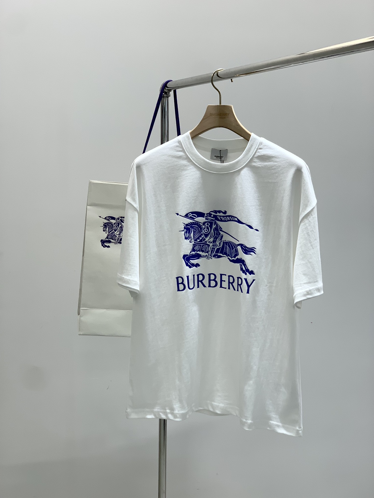 NO:440092,,Burberry Burberry, the latest summer products, available at the counter at the same time, original singles, fashionable and casual round neck short-sleeved T-shirt, imported original fabric, comfortable and breathable upper body, top printing craft letter pattern decoration logo, extremely high grade, comfortable and versatile, top body handsome, 2 colors recommended, code number M-2Xl,,burberry,burberry,T-shirt,tees,t-shirt,alexander wang19860909,Burberry 巴宝莉,夏季最新品,专柜同步有售,原单狠货,时尚休闲圆领短袖T恤,进口原版面料,上身舒适透气,顶级印花工艺字母图案装饰logo,档次极高,舒适百搭,上身帅气十足,2色推荐,码数M-2Xl,,burberry,burberry,T-shirt,tees，t-shirt,alexander wang,Men's clothing