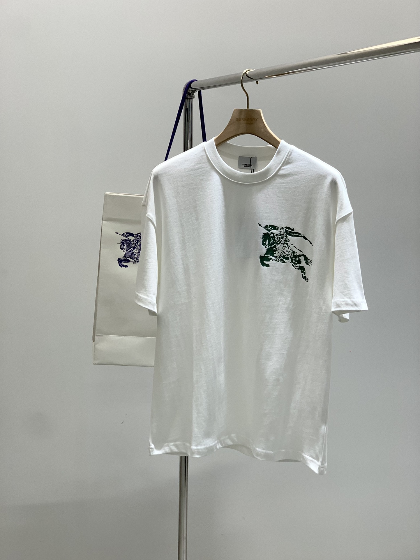 NO:440122,,Burberry Burberry, the latest summer products, available at the counter at the same time, original singles, fashionable and casual round neck short-sleeved T-shirt, imported original fabric, comfortable and breathable upper body, top printing craft letter pattern decoration logo, extremely high grade, comfortable and versatile, top body handsome, 2 colors recommended, code number M-2Xl,,burberry,burberry,T-shirt,tees,t-shirt,alexander wang19860909,Burberry 巴宝莉,夏季最新品,专柜同步有售,原单狠货,时尚休闲圆领短袖T恤,进口原版面料,上身舒适透气,顶级印花工艺字母图案装饰logo,档次极高,舒适百搭,上身帅气十足,2色推荐,码数M-2Xl,,burberry,burberry,T-shirt,tees，t-shirt,alexander wang,Men's clothing