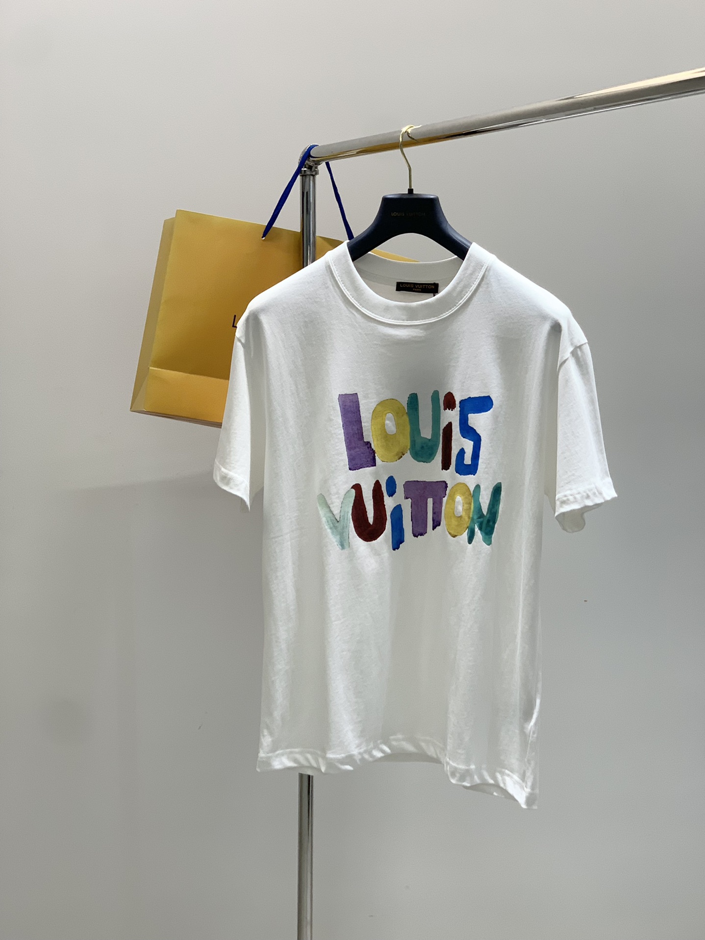 NO:440104,,LouisVuitton, the latest summer model, available at the counter at the same time, original singles, fashionable and casual round neck short-sleeved T-shirt, very distinctive on the upper body!  Eye-catching and highlighted, imported original fabric, top-level printing craft letter pattern decorative logo, simple but not lacking in fashion, classic and atmospheric, comfortable and breathable, handsome and stylish on the upper body, 2 colors recommended, code number M-2XL,, louis vuitton, louis vuitton, T-shirt,tees, t-shirt,alexander wang19860909,LouisVuitton 路易威登,夏季最新款,专柜同步有售,原单狠货,时尚休闲圆领短袖T恤,上身很有特点！吸睛而有亮点,进口原版面料,顶级印花工艺字母图案装饰Logo,简单而不失时尚,经典大气,舒适透气,上身帅气有型,2色推荐,码数M-2XL,,louis vuitton,louis vuitton,T-shirt,tees，t-shirt,alexander wang,Men's clothing