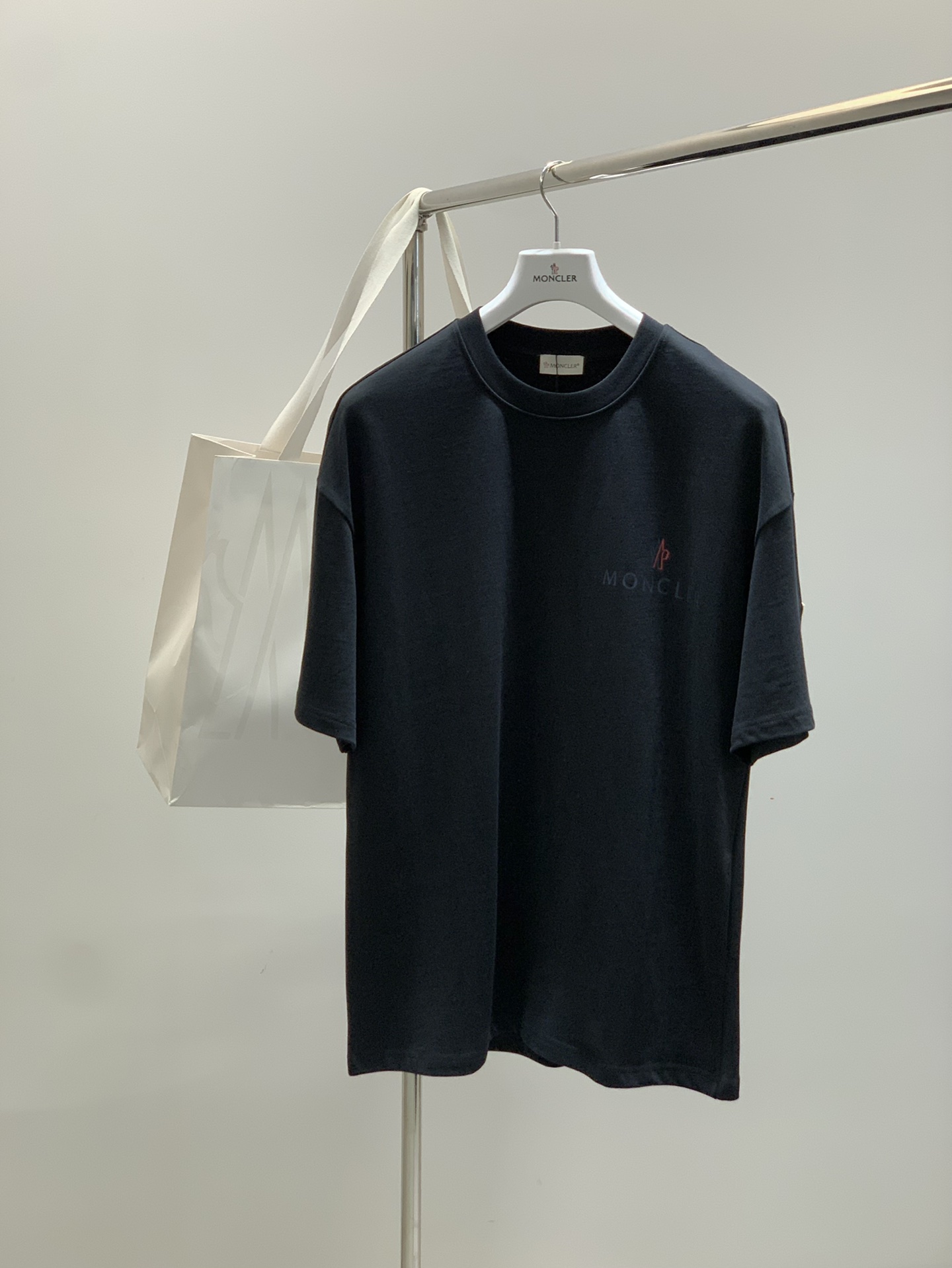 NO:440078,,Moncler cover, the latest summer product, the counter is available for sale at the same time, fashionable and casual round neck short-sleeved T-shirt, comfortable on the upper body!  Eye-catching and highlighted, using imported original fabric, top-grade printed craft letter pattern logo, simple but not losing fashion, fashionable and handsome upper body, 2 colors recommended, code number M-2XL, Moncler, T-shirt,tees, t-shirt,alexander wang19860909,Moncler 蒙口,夏季最新品,专柜同步有售原单狠货,时尚休闲圆领短袖T恤,上身舒适！吸睛而有亮点,采用进口原版面料,顶级印花工艺字母图案logo,简单而不失时尚,上身时尚帅气,2色推荐,码数M-2XL,,Moncler,T-shirt,tees，t-shirt,alexander wang,Men's clothing