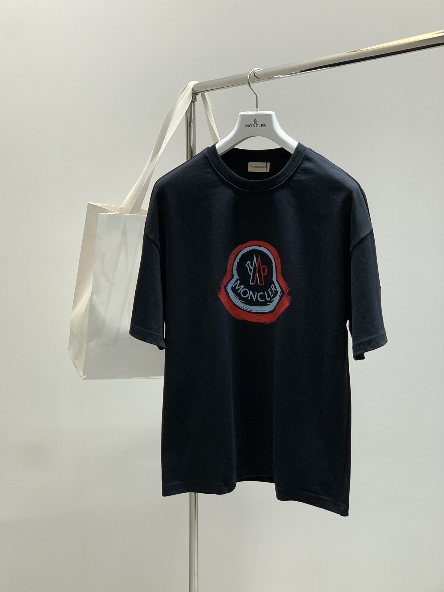 NO:440135,,Moncler cover, the latest summer product, the counter is available for sale at the same time, fashionable and casual round neck short-sleeved T-shirt, comfortable on the upper body!  Eye-catching and highlighted, using imported original fabric, top-grade printed craft letter pattern logo, simple but not losing fashion, fashionable and handsome upper body, 2 colors recommended, code number M-2XL, Moncler, T-shirt,tees, t-shirt,alexander wang19860909,Moncler 蒙口,夏季最新品,专柜同步有售原单狠货,时尚休闲圆领短袖T恤,上身舒适！吸睛而有亮点,采用进口原版面料,顶级印花工艺字母图案logo,简单而不失时尚,上身时尚帅气,2色推荐,码数M-2XL,,Moncler,T-shirt,tees，t-shirt,alexander wang,Men's clothing