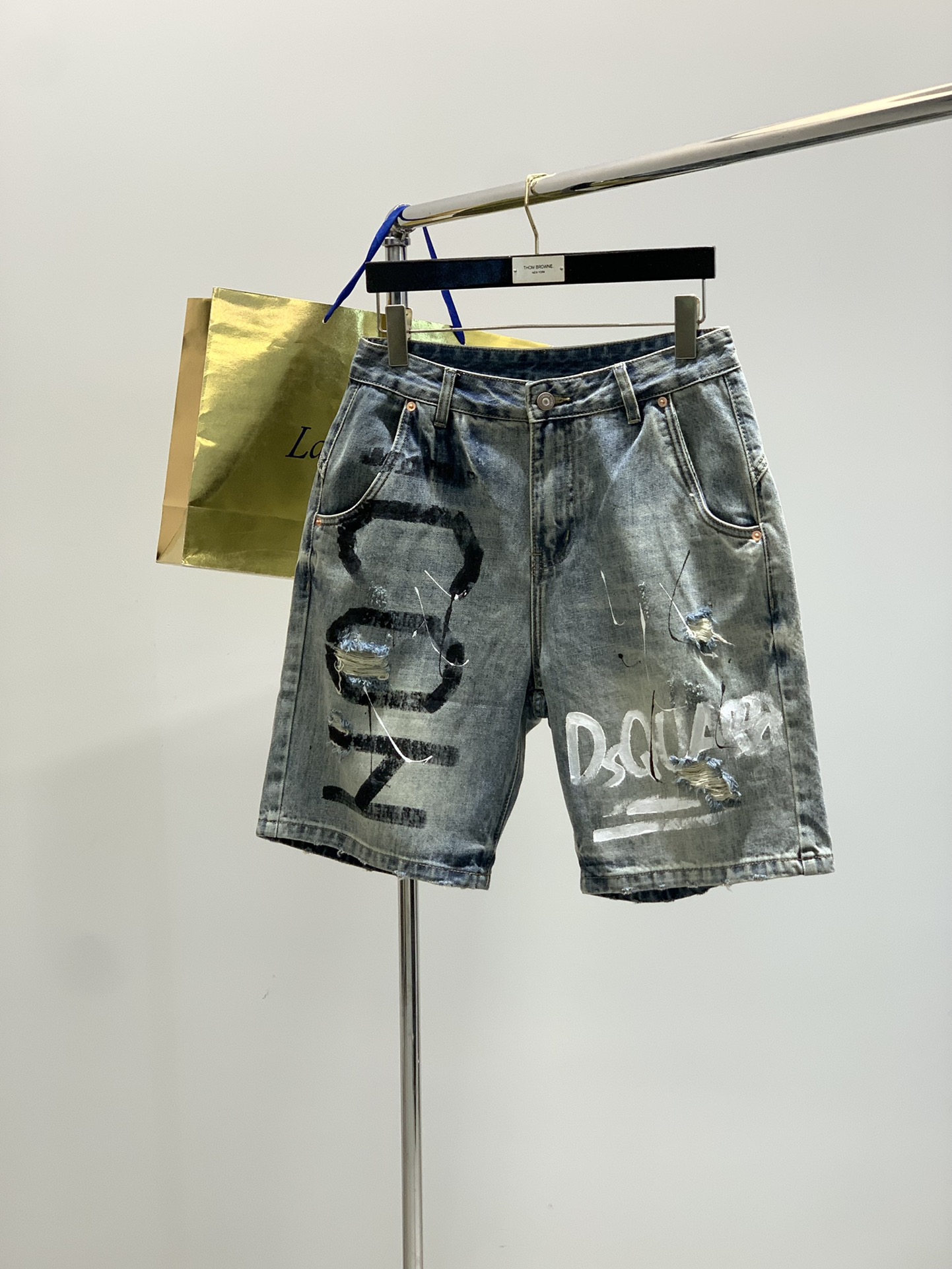 NO:440099,,DSQUARED2 D quadratic, SS summer latest products, counters are available at the same time, original singles, original wash casual denim shorts, unique fashionable and ripped design, Y-style super positive, top-level graffiti craft letter pattern decoration logo, original hardware and auxiliary materials decoration, full of vitality, counter quality, super handsome upper body, 29-38, shorts, alexander wang19860909,DSQUARED2 D二次方,SS夏季最新品,专柜同步有售,原单狠货,原版水洗休闲牛仔短裤,独特时尚破洞设计,y版型超正,顶级涂鸦工艺字母图案装饰logo,原版五金辅料装饰,活力十足,专柜品质,上身超帅气,码数29-38,,shorts,alexander wang,Men's clothing