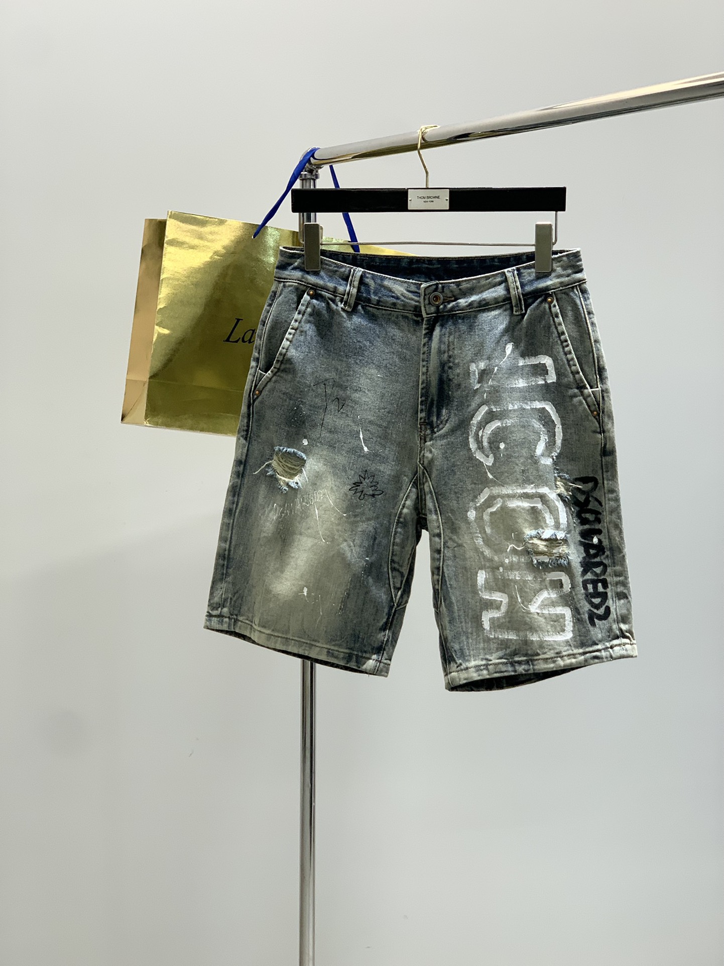 NO:433355,,DSQUARED2 D quadratic, 2025SS summer latest product, special counters are available at the same time, original single product, original wash casual denim shorts, unique fashionable and ripped design, y-style super positive, top-level graffiti craft letter pattern decoration logo, original hardware and auxiliary materials decoration, full of vitality, counter quality, super handsome upper body, 29-38, shorts, alexander wang19860909,DSQUARED2 D二次方,2025SS夏季最新品,专柜同步有售,原单狠货,原版水洗休闲牛仔短裤,独特时尚破洞设计,y版型超正,顶级涂鸦工艺字母图案装饰logo,原版五金辅料装饰,活力十足,专柜品质,上身超帅气,码数29-38,,shorts,alexander wang,Men's clothing