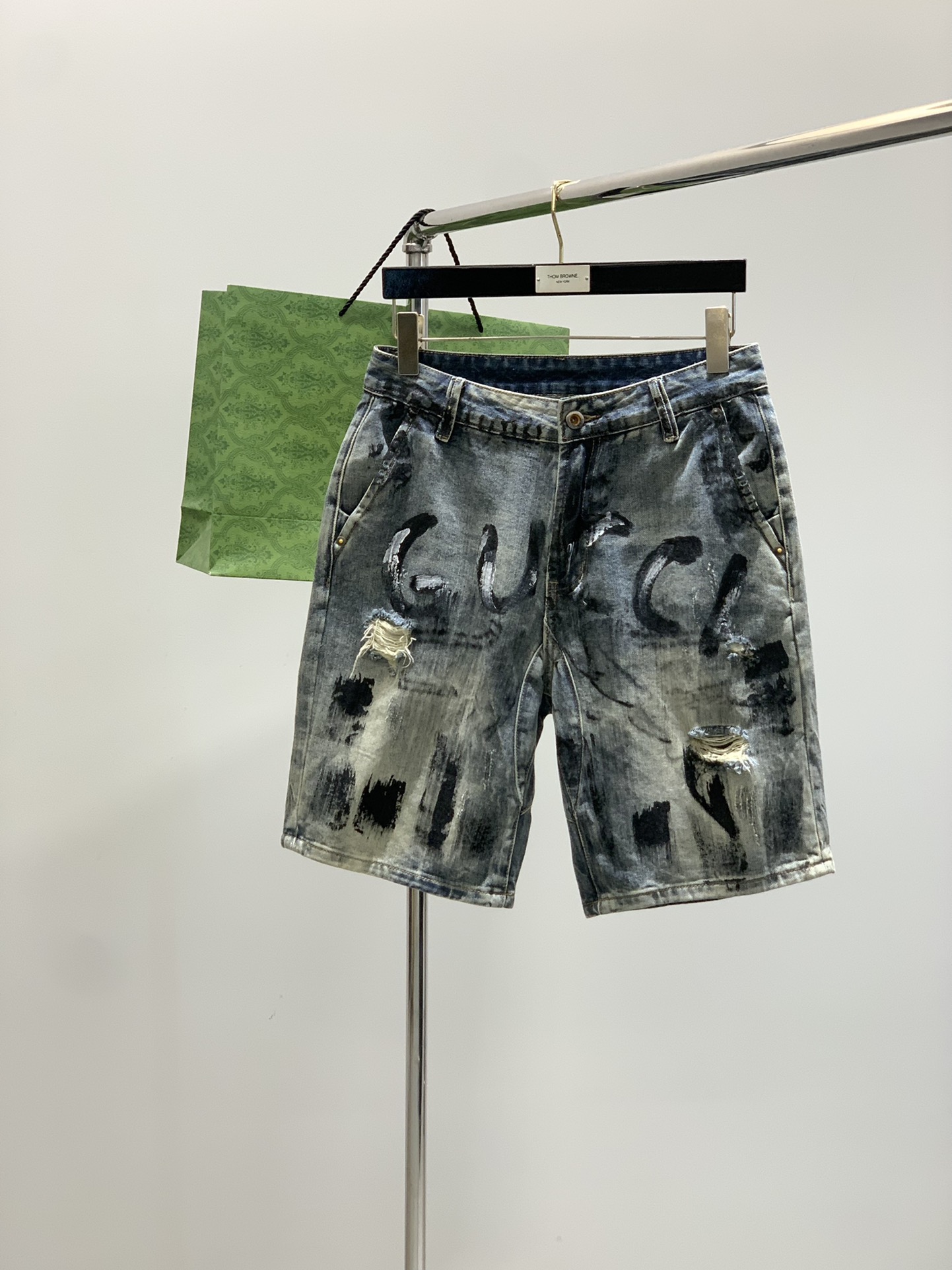 NO:433359,,GUCCI Gucci, the latest summer products in 2025, special counters are available at the same time, original singles, wash casual denim shorts, imported original wash elastic fabric, comfortable and elastic, unique design style, top-level graffiti craft letter pattern logo, original hardware and auxiliary decoration, extremely high grade, handsome and stylish upper body, 29-38,,gucci,gucci, shorts, alexander wang19860909,GUCCI 古驰,2025夏季最新品,专柜同步有售,原单狠货,水洗休闲牛仔短裤,进口原版水洗弹力面料,舒适有弹性,独特设计风格,顶级涂鸦工艺字母图案logo,原版五金辅料装饰,档次极高,上身帅气有型,码数29-38,,gucci,gucci,shorts,alexander wang,Men's clothing