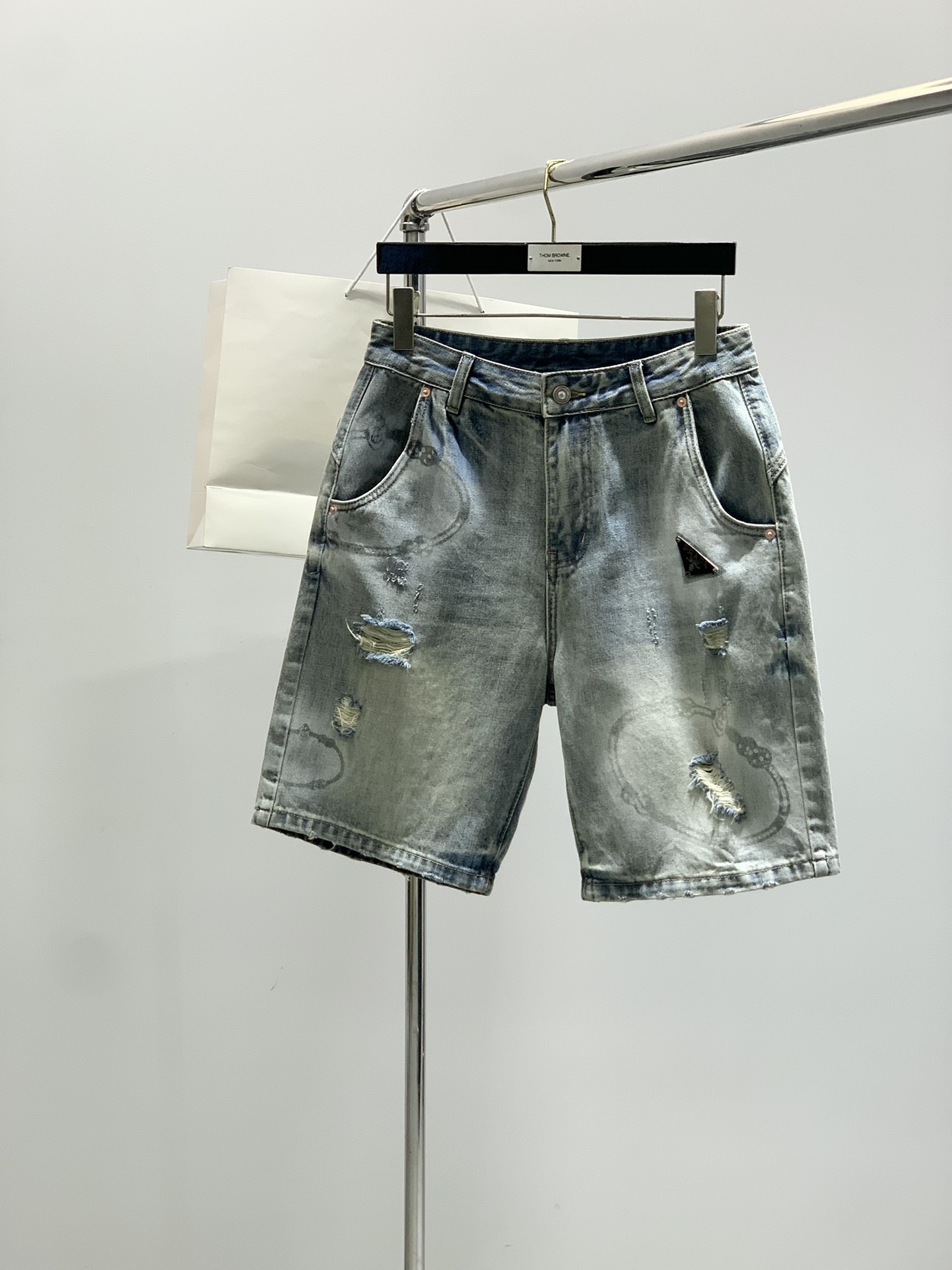 NO:433363,,PRADA Prada, the latest summer products in 2025, available at the counter at the same time, original single-purpose goods, water-washed casual denim shorts, imported original washing elastic fabric, comfortable and elastic, top-level printing craft letter pattern decoration logo, original hardware and auxiliary materials decoration, handsome and stylish upper body, 29-38,,prada,prada, shorts,alexander wang19860909,PRADA 普拉达,2025夏季最新品,专柜同步有售,原单狠货,水洗休闲牛仔短裤,进口原版水洗弹力面料,舒适有弹性,顶级印花工艺字母图案装饰logo,原版五金辅料装饰,上身帅气有型,码数29-38,,prada,prada,shorts,alexander wang,Men's clothing