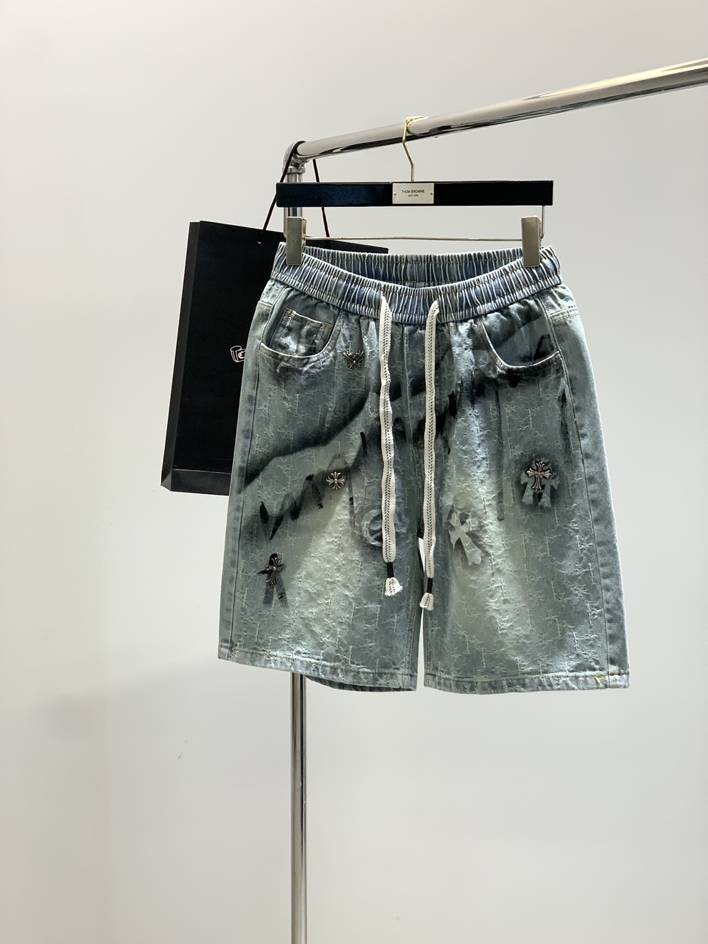 NO:440118,,Chrome Hearts, new summer products, special counters are available at the same time, original singles, fashionable and casual washing denim shorts, imported original fabric, top-grade printing craft letter pattern logo, original hardware and auxiliary decoration, unique design, fashionable and handsome upper body, 29-38, ,chrome hearts, chrome hearts, shorts, alexander wang19860909,Chrome Hearts 克罗心,夏季新品,专柜同步有售,原单狠货,时尚休闲水洗牛仔短裤,采用进口原版面料,顶级印花工艺字母图案logo,原版五金辅料装饰,独特设计,上身时尚帅气,码数29-38,,chrome hearts,chrome hearts,shorts,alexander wang,Men's clothing