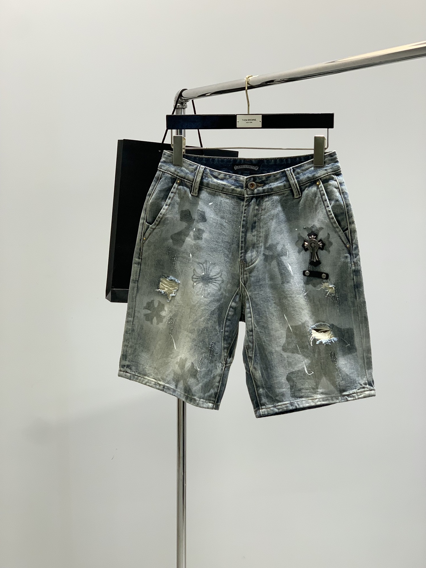 NO:433366,,Chrome Hearts, 2025 summer new product, special counters are available at the same time, original singles, fashionable and casual washing denim shorts, imported original fabric, top-grade printing craft letter pattern logo, original hardware and auxiliary decoration, unique design, fashionable and handsome upper body, 29-38, ,chrome hearts, chrome hearts, shorts, alexander wang19860909,Chrome Hearts 克罗心,2025夏季新品,专柜同步有售,原单狠货,时尚休闲水洗牛仔短裤,采用进口原版面料,顶级印花工艺字母图案logo,原版五金辅料装饰,独特设计,上身时尚帅气,码数29-38,,chrome hearts,chrome hearts,shorts,alexander wang,Men's clothing