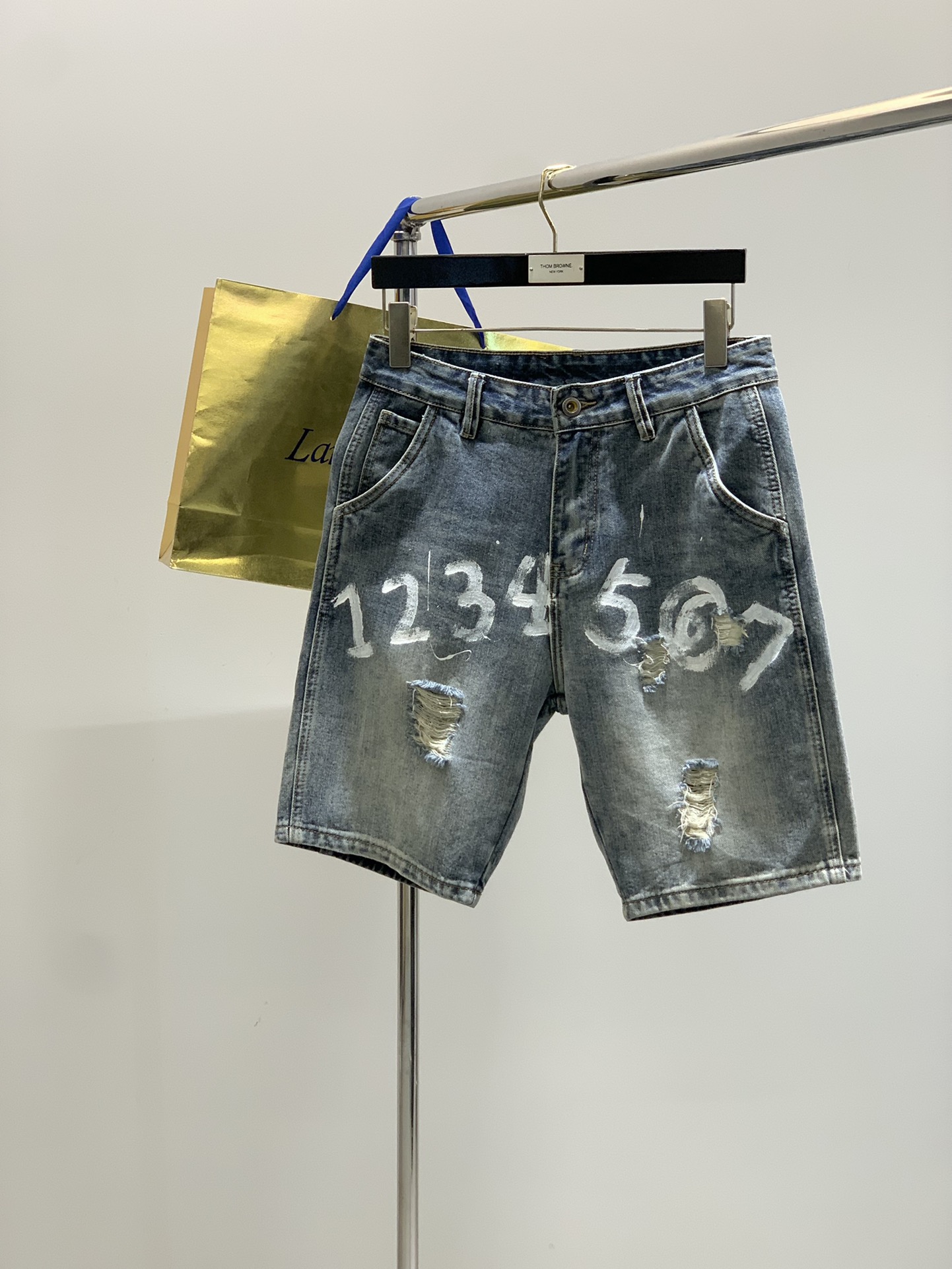 NO:440062,,Maison Margiela, the latest summer products, available at the counter at the same time, original singles, fashionable casual denim shorts, comfortable upper body!  It is eye-catching and has highlights. It uses imported original fabrics, top-grade graffiti craft letter pattern logo, original hardware and auxiliary materials decoration, simple but not lacking in fashion, and is very handsome on the upper body!  29-38, Masion Margiela, shorts, alexander wang19860909,Maison Margiela马吉拉,夏季最新品,专柜同步有售,原单狠货,时尚休闲牛仔短裤,上身舒适！吸睛而有亮点,采用进口原版面料,顶级涂鸦工艺字母图案logo,原版五金辅料装饰,简单而不失时尚,上身帅气十足！码数29-38,,masion margiela,shorts,alexander wang,Men's clothing