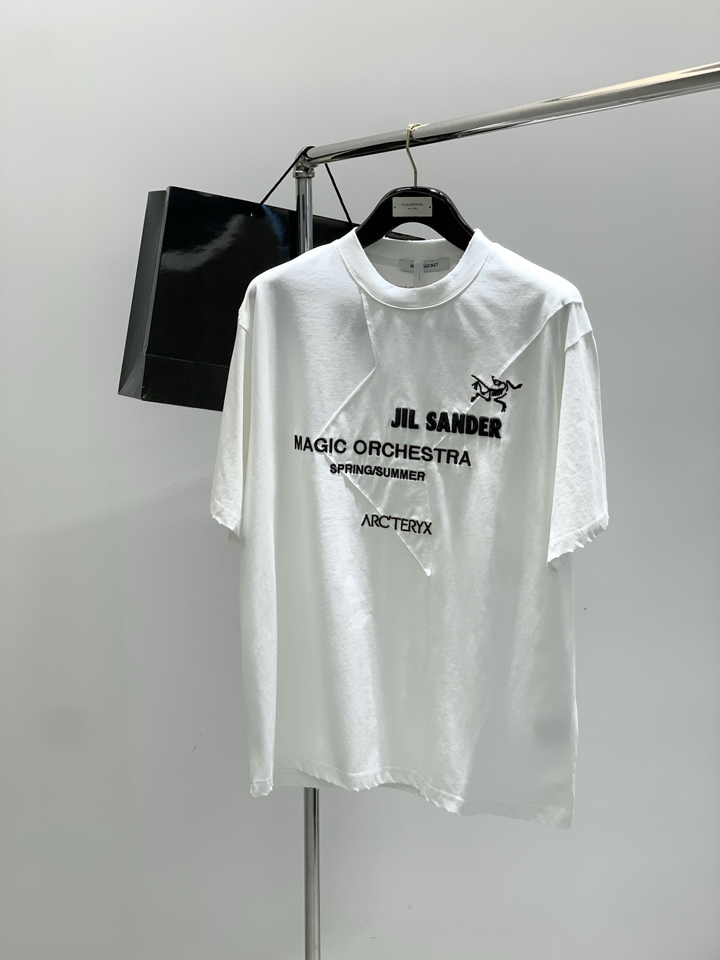 NO:442133,,ARCTERYX Archaeopteryx, 2025 summer AW new product, fashionable and casual round neck short-sleeved T-shirt, available at the counter, original singles, imported original fabric, extremely complex craftsmanship, fairly elegant and fashionable visual, noble and elegant, from the main fabric to the detailed craftsmanship, highlighting the ingenuity of fashion, 2 colors recommendation, code number S-L, arc'teryx, T-shirt,tees, t-shirt, alexander wang19860909,ARCTERYX 始祖鸟,2025夏季AW新品,时尚休闲圆领短袖T恤,专柜同步有售,原单狠货,进口原版面料,工艺极度复杂,视觉相当雅致时髦,高贵而优雅,从主体面料到细节工艺,彰显时装的匠心所在,2色推荐,码数S-L,arc'teryx,T-shirt,tees，t-shirt,alexander wang,Men's clothing