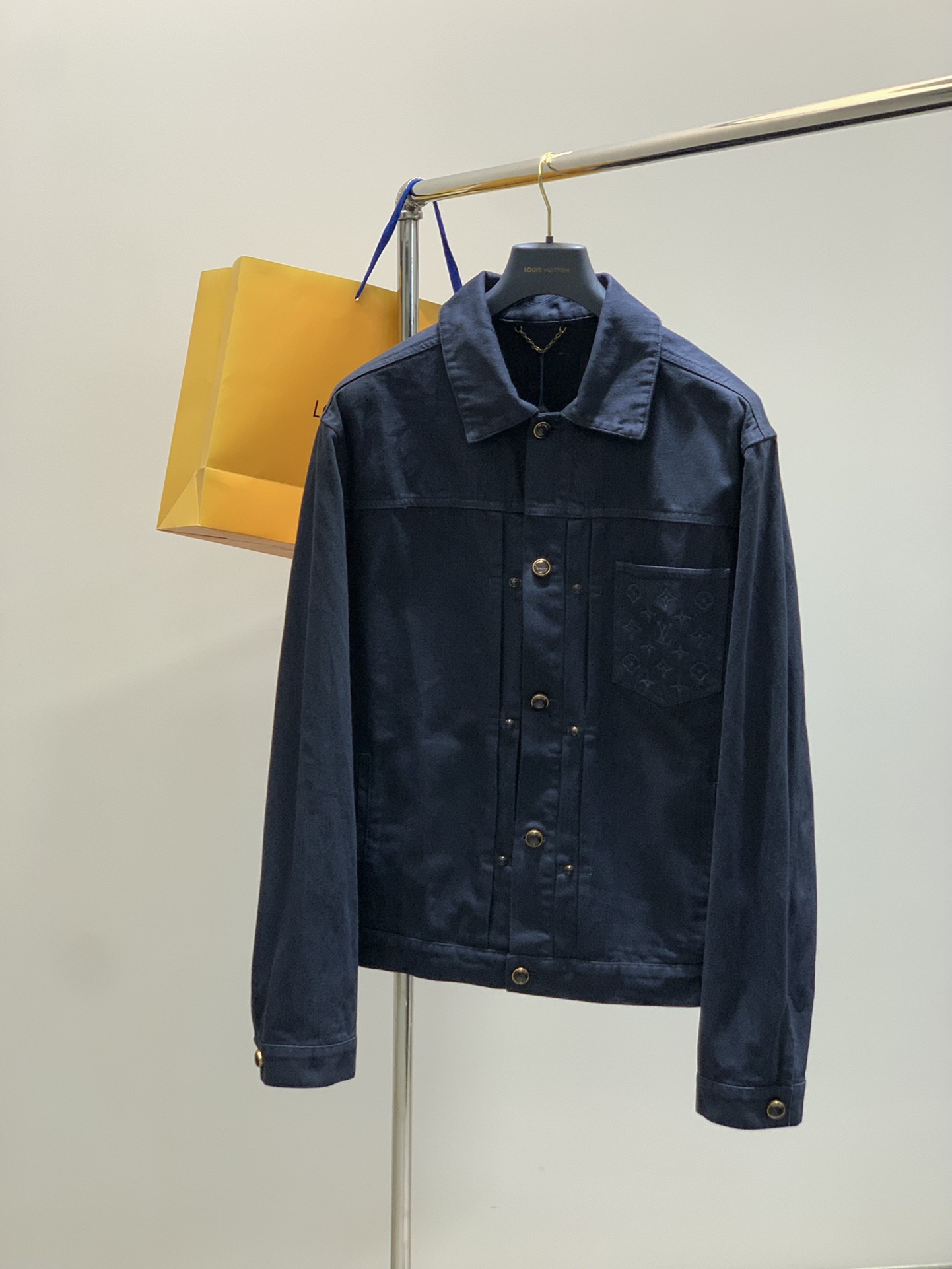 NO:440113,Clothes, pants, Louis Vuitton, the latest spring style, available at the counter at the same time, original orders, fashionable and casual denim suits, very distinctive on the upper body!  Eye-catching and highlighted, imported original fabric, top-grade embroidery craft letter pattern decoration logo, original hardware and auxiliary decoration, simple but not lacking in fashion, classic and atmospheric, comfortable and breathable, handsome and stylish on the upper body, 2 colors recommended, S-XL Size 46485052 Clothes length 68697071 Bust 56586062 Shoulder width 5253/5455| 29303132 Pants length 105106107108 Waist circumference 84889296 Hip circumference 104108112116,,louis vuitton,louis vuitton,alexander wang19860909衣服,裤子,LouisVuitton 路易威登,春季最新款,专柜同步有售,原单狠货,时尚休闲牛仔套装,上身很有特点！吸睛而有亮点,进口原版面料,顶级刺绣工艺字母图案装饰Logo,原版五金辅料装饰,简单而不失时尚,经典大气,舒适透气,上身帅气有型,2色推荐,码数S-XL 尺码46485052 衣长68697071 胸围56586062 肩宽5253/5455| 29303132 裤长105106107108 腰围84889296 臀围104108112116,,louis vuitton,louis vuitton,alexander wang,Men's clothing