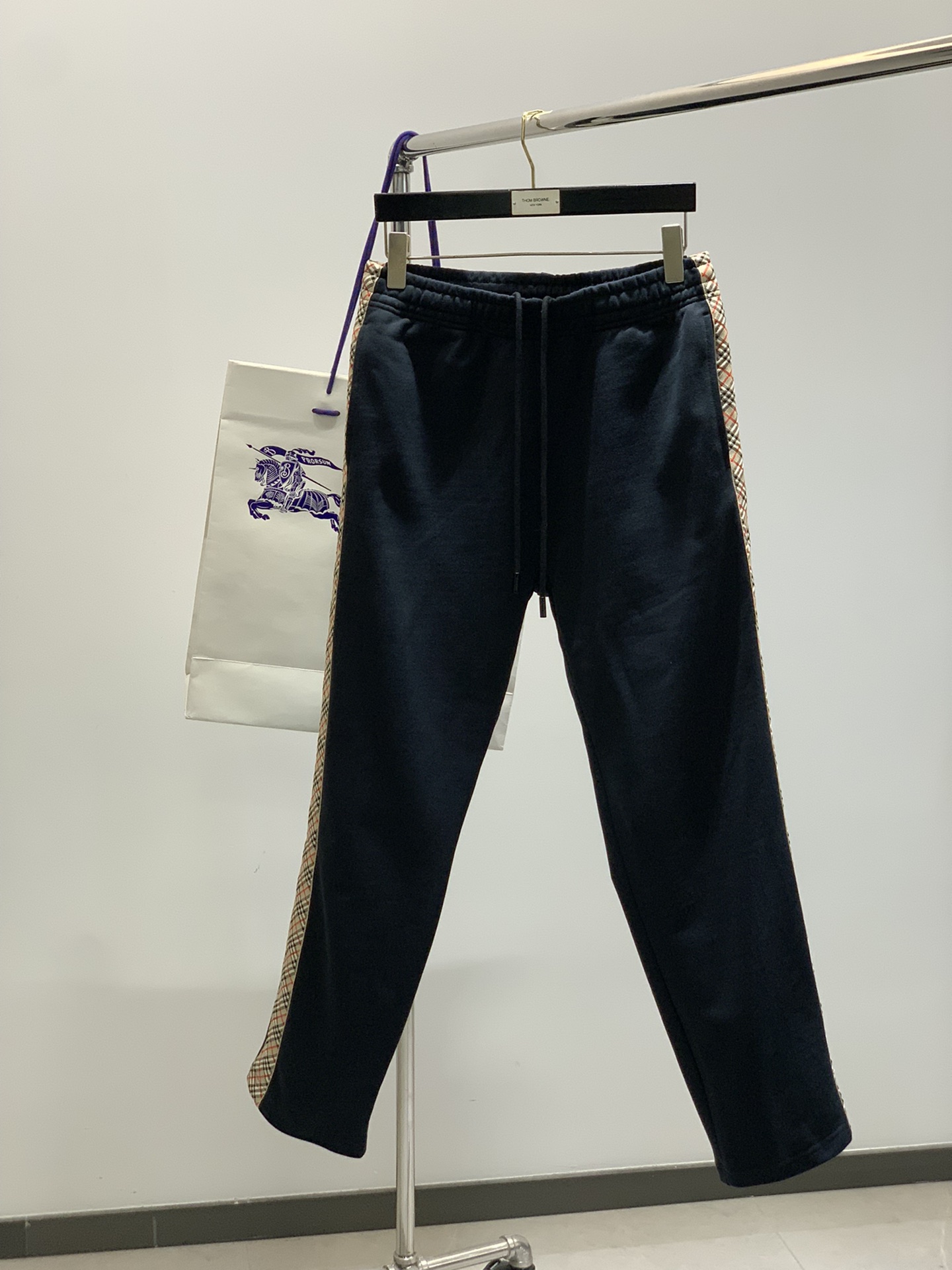 NO:440140,,Burberry Burberry, the latest spring products, available at the counter at the same time, original singles, fashionable casual pants, imported original fabric, comfortable and breathable upper body, top-grade embroidery craft letter pattern logo, original hardware and auxiliary decoration, extremely high grade, comfortable and versatile, handsome upper body, S-XL Size 46485052 Pants length 103104105106 Waist circumference 70747882 Sitting circumference 106110114118 Foot circumference 32333435, ,burberry,burberry,alexander wang19860909,Burberry 巴宝莉,春季最新品,专柜同步有售,原单狠货,时尚休闲裤,进口原版面料,上身舒适透气,顶级刺绣工艺字母图案logo,原版五金辅料装饰,档次极高,舒适百搭,上身帅气十足,码数S-XL 尺码46485052 裤长103104105106 腰围70747882 坐围106110114118 脚围32333435,,burberry,burberry,alexander wang,Men's clothing