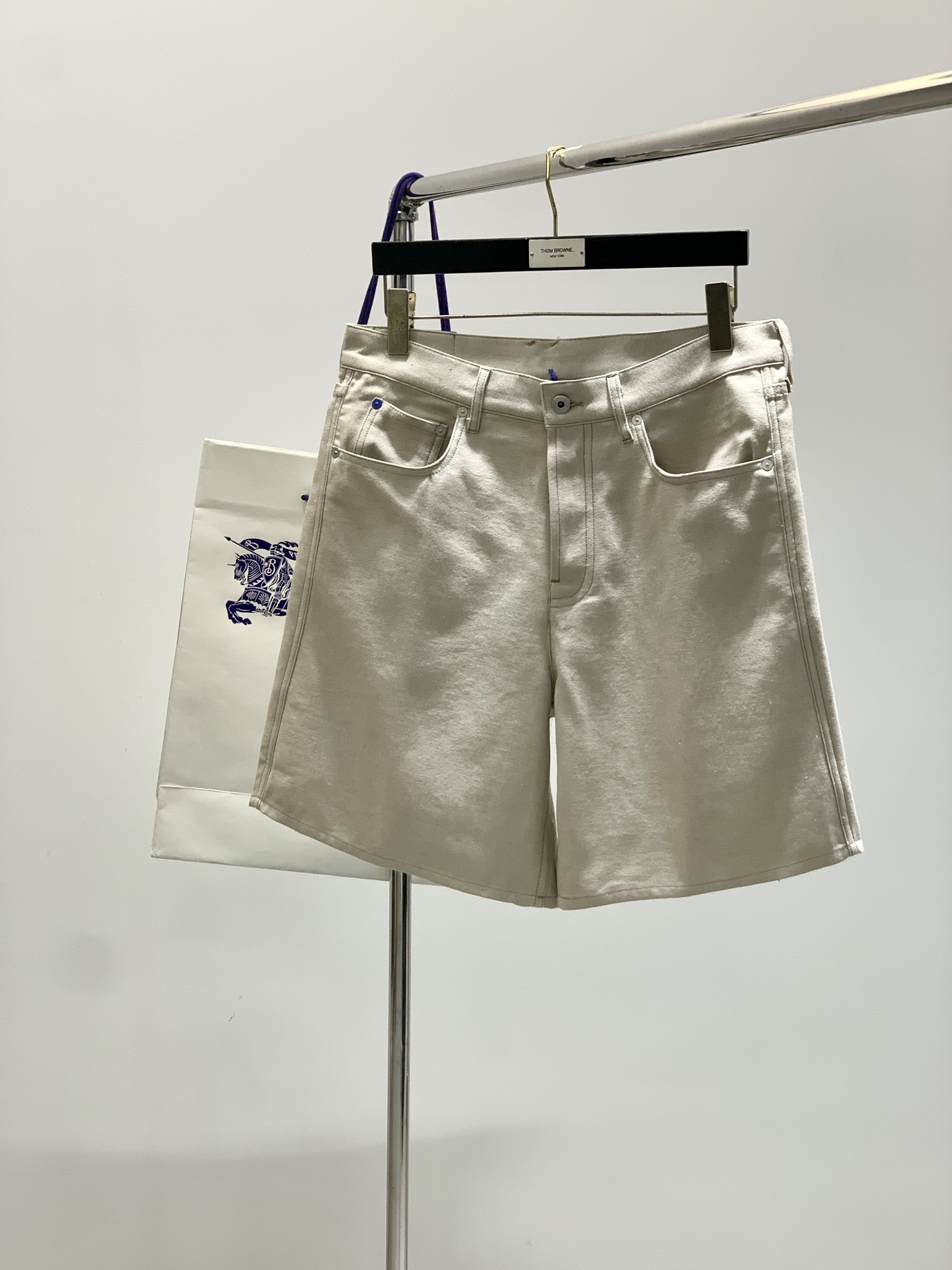 NO:440128,,Burberry Burberry, the latest summer products, available at the counter at the same time, original singles, fashionable and casual shorts, imported original fabric, comfortable and breathable upper body, top-grade embroidery craft letter pattern logo, original hardware and auxiliary decoration, extremely high grade, comfortable and versatile, top-body handsome, S-XL, burberry, burberry, shorts, alexander wang19860909,Burberry 巴宝莉,夏季最新品,专柜同步有售,原单狠货,时尚休闲短裤,进口原版面料,上身舒适透气,顶级刺绣工艺字母图案logo,原版五金辅料装饰,档次极高,舒适百搭,上身帅气十足,码数S-XL,,burberry,burberry,shorts,alexander wang,Men's clothing