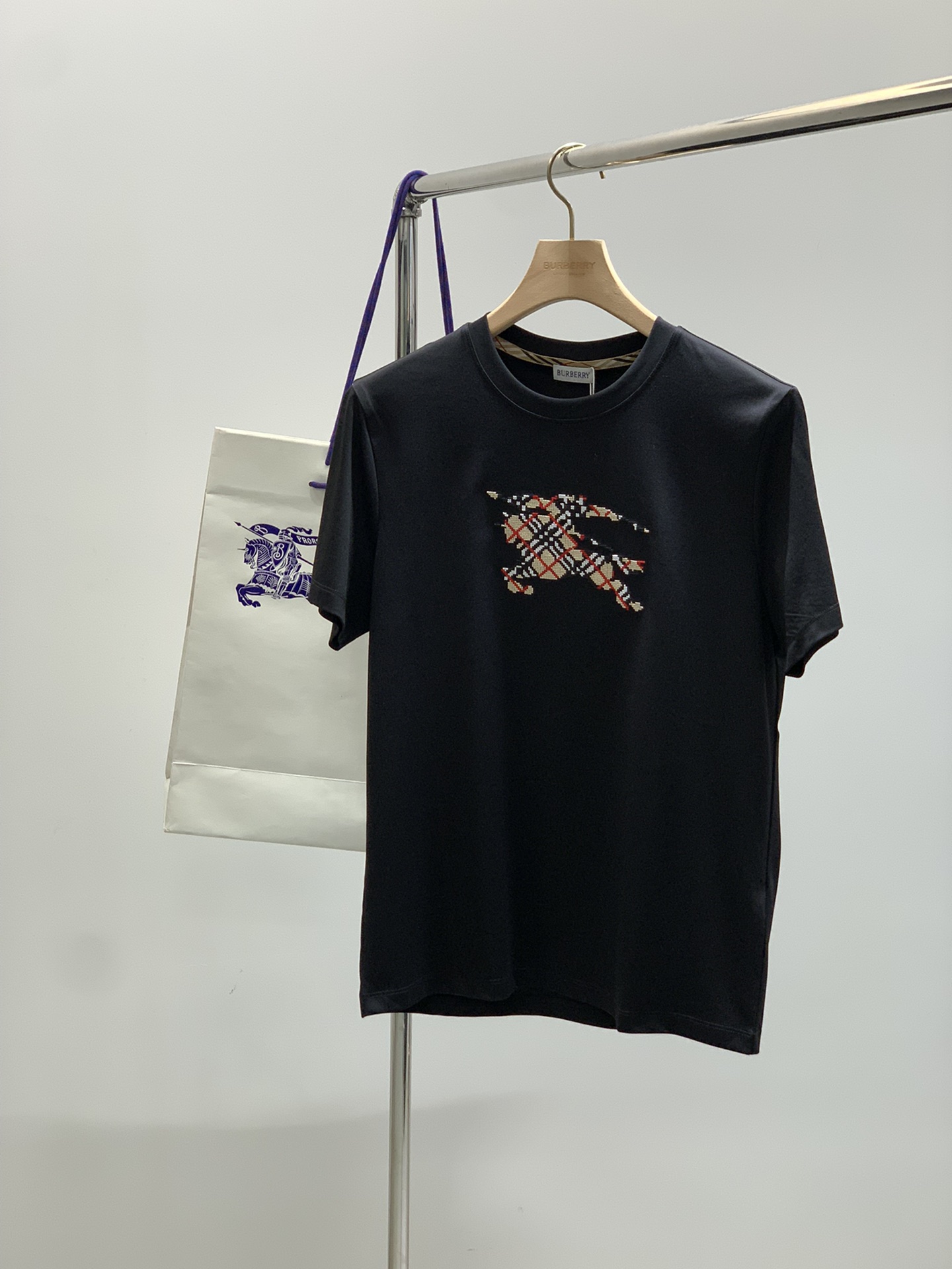 NO:440097,,Burberry Burberry, the latest summer products, available at the counter at the same time, original singles, fashionable and casual round neck short-sleeved T-shirt, imported original fabric, comfortable and breathable upper body, top-grade embroidery craft letter pattern decoration logo, extremely high grade, comfortable and versatile, top-body handsome, 2 colors recommended, code number M-3Xl, ,burberry, burberry, T-shirt,tees, t-shirt,alexander wang19860909,Burberry 巴宝莉,夏季最新品,专柜同步有售,原单狠货,时尚休闲圆领短袖T恤,进口原版面料,上身舒适透气,顶级刺绣工艺字母图案装饰logo,档次极高,舒适百搭,上身帅气十足,2色推荐,码数M-3Xl,,burberry,burberry,T-shirt,tees，t-shirt,alexander wang,Men's clothing