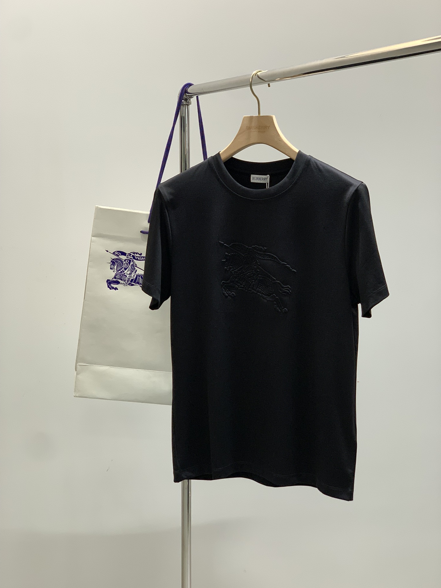 NO:440106,,Burberry Burberry, the latest summer products, available at the counter at the same time, original singles, fashionable and casual round neck short-sleeved T-shirt, imported original fabric, comfortable and breathable upper body, top printing craft letter pattern decoration logo, extremely high grade, comfortable and versatile, top body handsome, 2 colors recommended, code number M-3Xl, ,burberry, burberry, T-shirt,tees, t-shirt,alexander wang19860909,Burberry 巴宝莉,夏季最新品,专柜同步有售,原单狠货,时尚休闲圆领短袖T恤,进口原版面料,上身舒适透气,顶级印花工艺字母图案装饰logo,档次极高,舒适百搭,上身帅气十足,2色推荐,码数M-3Xl,,burberry,burberry,T-shirt,tees，t-shirt,alexander wang,Men's clothing