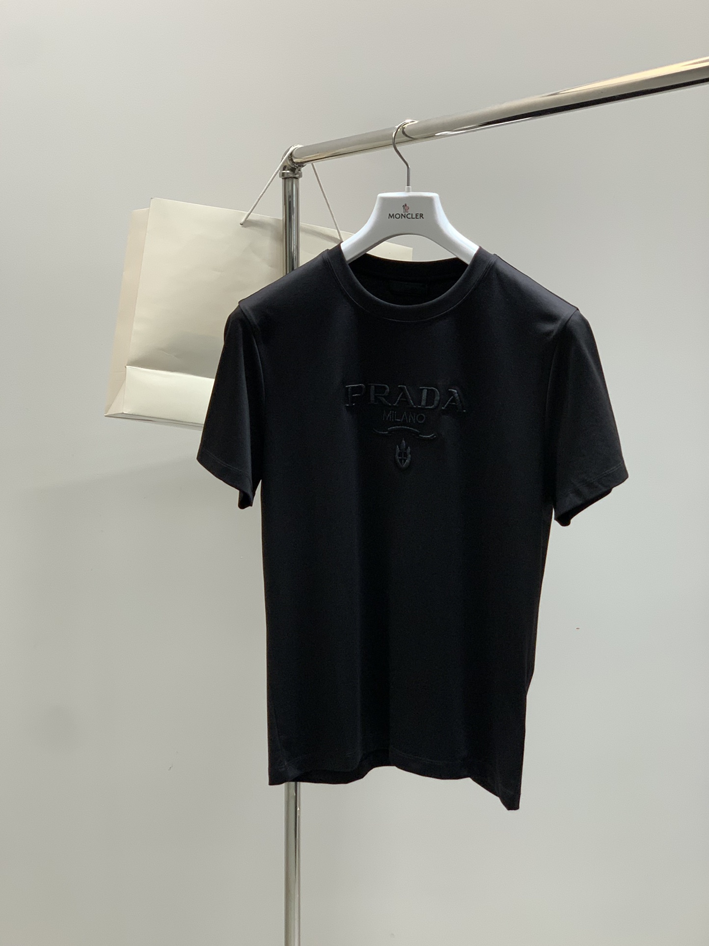 NO:433370,,PRADA Prada, the latest summer products in 2025, available at the counter at the same time, fashionable and casual round neck short-sleeved T-shirt, imported original fabric, extremely complex workmanship, the only channel that can be used as a purchasing agent level, top-level embroidery craft letter pattern logo, extremely high grade, comfortable and versatile, handsome and stylish upper body, 2 colors recommended, code number M-3XL,,prada,prada,T-shirt,tees,t-shirt,alexander wang19860909,PRADA 普拉达,2025夏季最新品,专柜同步有售,时尚休闲圆领短袖T恤,进口原版面料,做工极为复杂,唯一可以做代购级别的渠道狠货,顶级刺绣工艺字母图案logo,档次极高,舒适百搭,上身帅气有型,2色推荐,码数M-3XL,,prada,prada,T-shirt,tees，t-shirt,alexander wang,Men's clothing