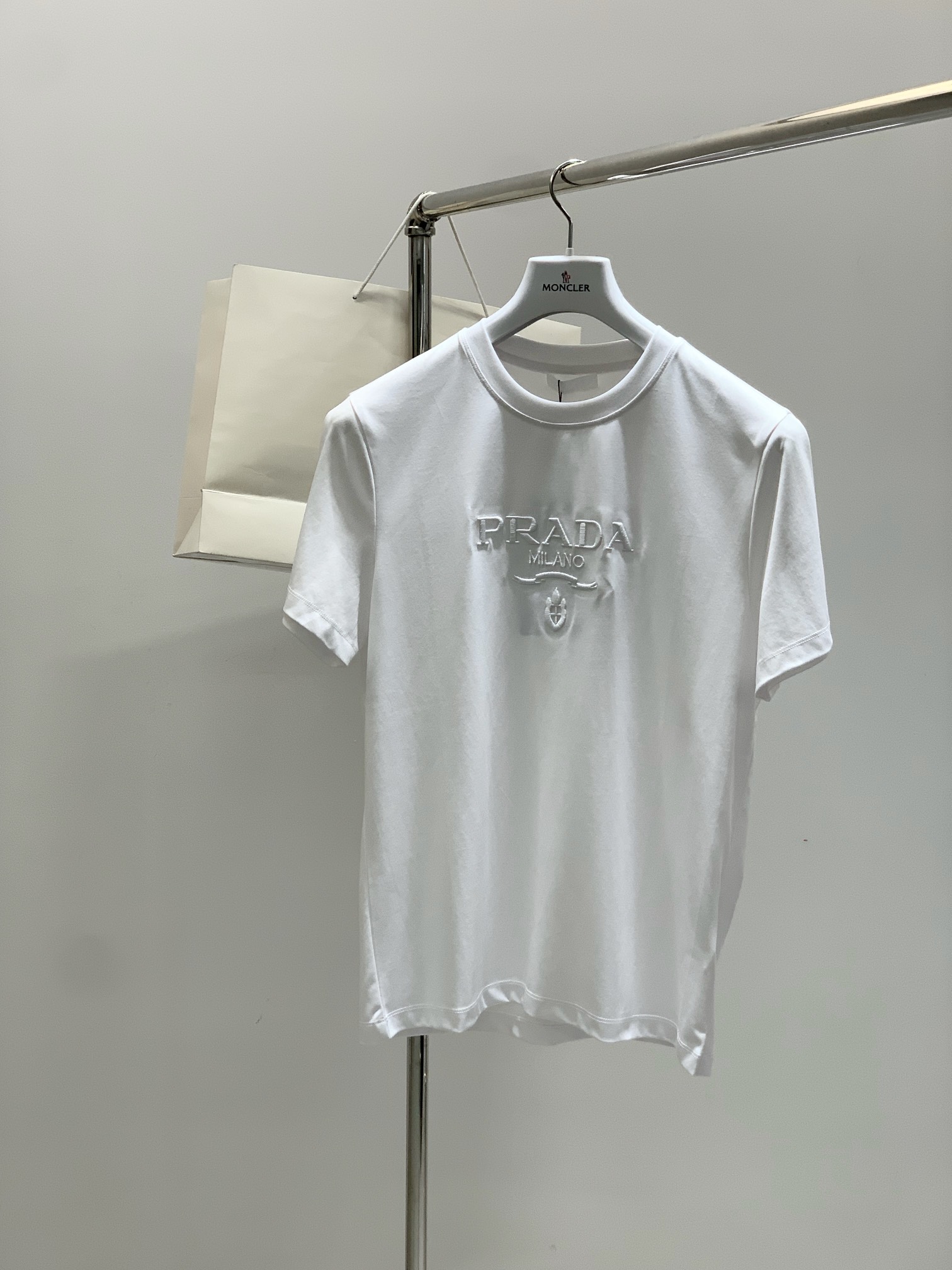 NO:440090,,PRADA Prada, the latest summer products, available at the counter at the same time, fashionable and casual round neck short-sleeved T-shirt, imported original fabric, extremely complex workmanship, the only channel that can be used as a purchasing agent level, top-level embroidery craft letter pattern logo, extremely high grade, comfortable and versatile, handsome and stylish upper body, 2 colors recommended, code number M-3XL,,prada,prada,T-shirt,tees,t-shirt,alexander wang19860909,PRADA 普拉达,夏季最新品,专柜同步有售,时尚休闲圆领短袖T恤,进口原版面料,做工极为复杂,唯一可以做代购级别的渠道狠货,顶级刺绣工艺字母图案logo,档次极高,舒适百搭,上身帅气有型,2色推荐,码数M-3XL,,prada,prada,T-shirt,tees，t-shirt,alexander wang,Men's clothing