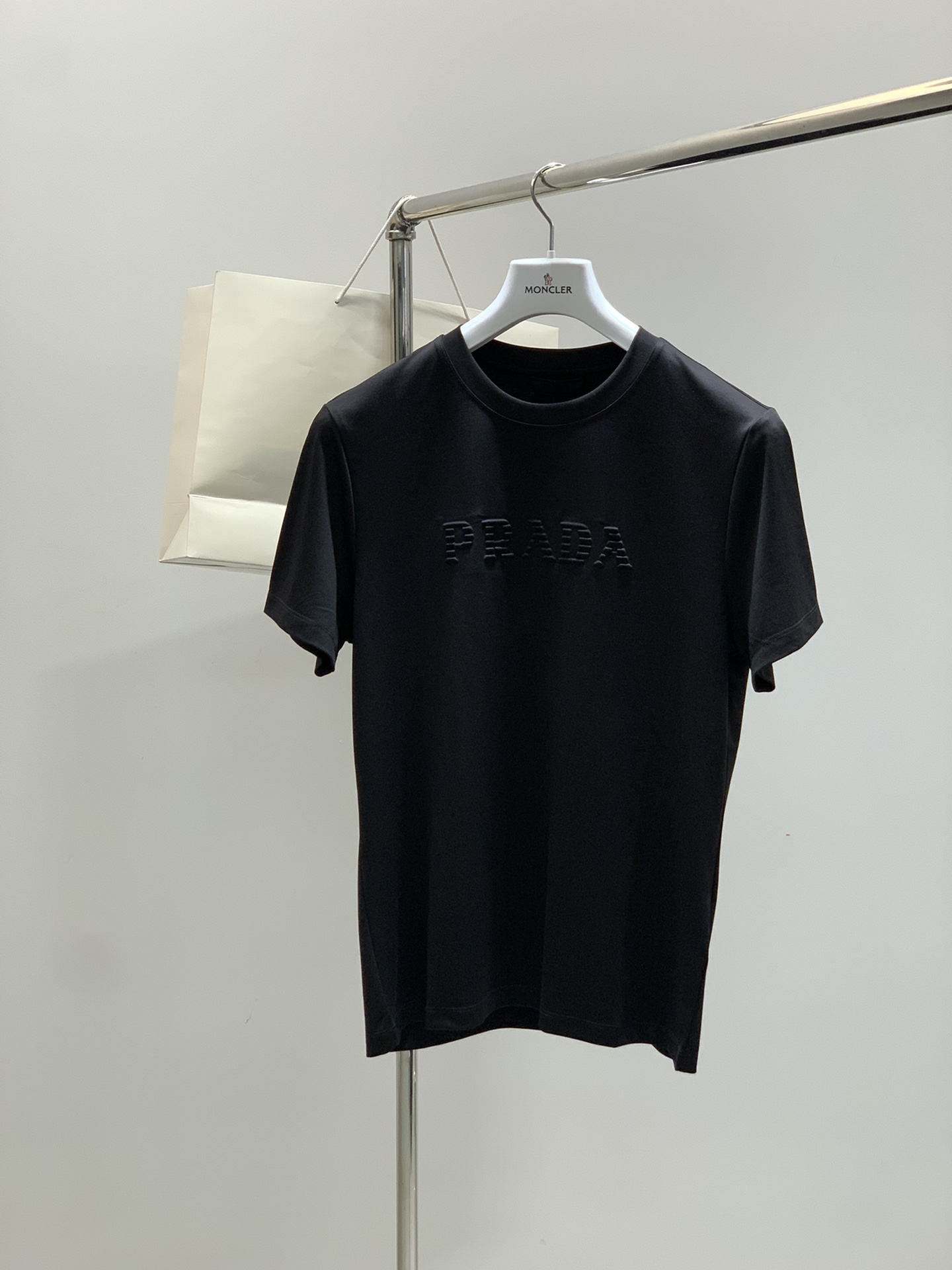 NO:440055,,PRADA Prada, the latest summer products, available at the counter at the same time, fashionable and casual round neck short-sleeved T-shirt, imported original fabric, extremely complex workmanship, the only channel that can be used as a purchasing agent level, top-level printing craft letter pattern logo, extremely high grade, comfortable and versatile, handsome and stylish upper body, 2 colors recommended, code number M-3XL,,prada,prada,T-shirt,tees,t-shirt,alexander wang19860909,PRADA 普拉达,夏季最新品,专柜同步有售,时尚休闲圆领短袖T恤,进口原版面料,做工极为复杂,唯一可以做代购级别的渠道狠货,顶级印花工艺字母图案logo,档次极高,舒适百搭,上身帅气有型,2色推荐,码数M-3XL,,prada,prada,T-shirt,tees，t-shirt,alexander wang,Men's clothing