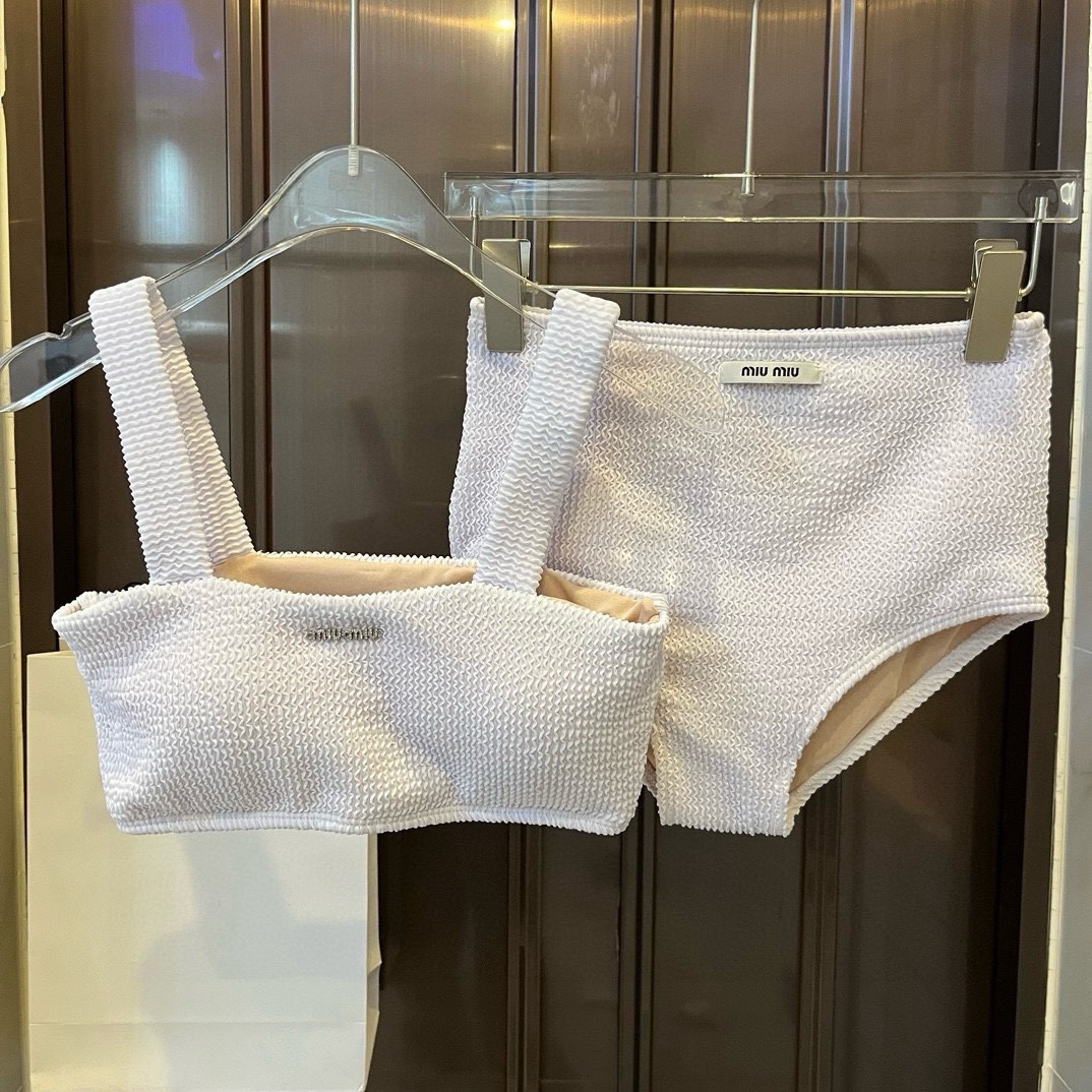 。
缪缪miumiu分体泳衣比基尼😍🥰适合多种场景的游泳衣🏊‍♀️海边 游泳池 温泉 水上乐园 漂流都可