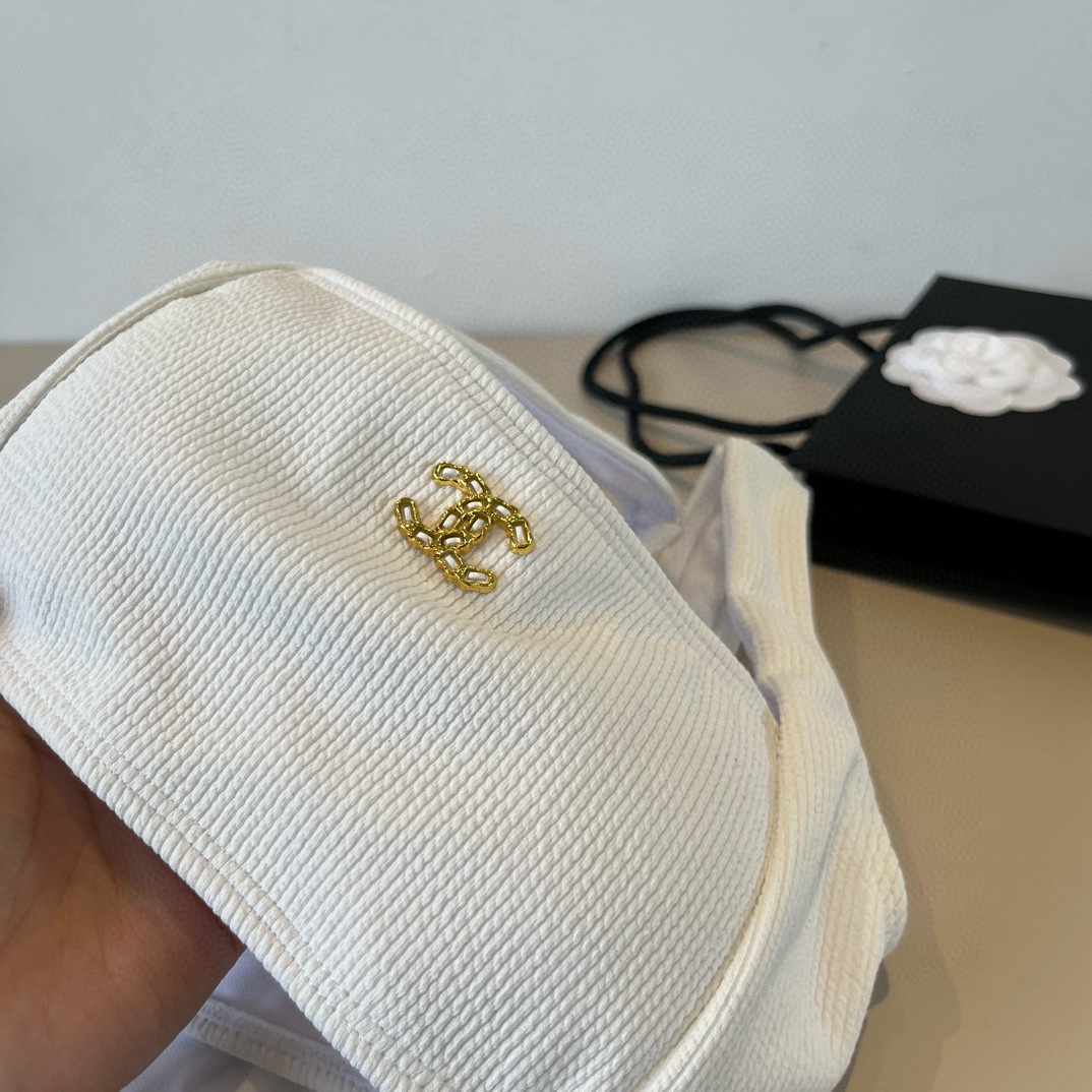 。

Chanel香奈儿分体比基尼泳衣套装，S M L XL
