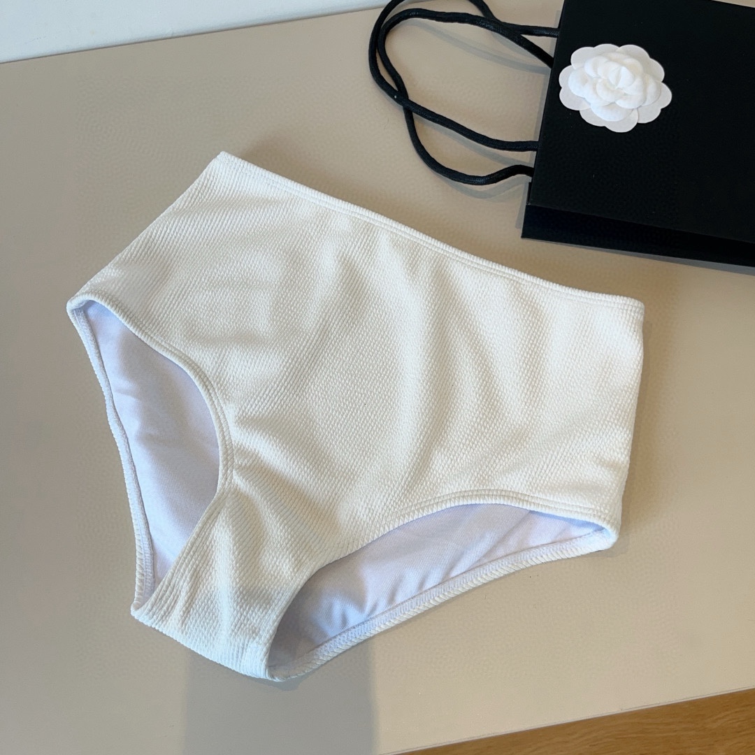。

Chanel香奈儿分体比基尼泳衣套装，S M L XL
