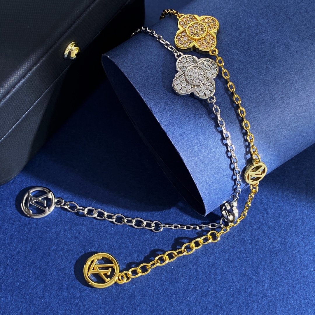  LU92 57 57
LV路易威登新款时尚百搭经典满钻四叶草手链 黄铜材质 金银2个色 重约5.67g