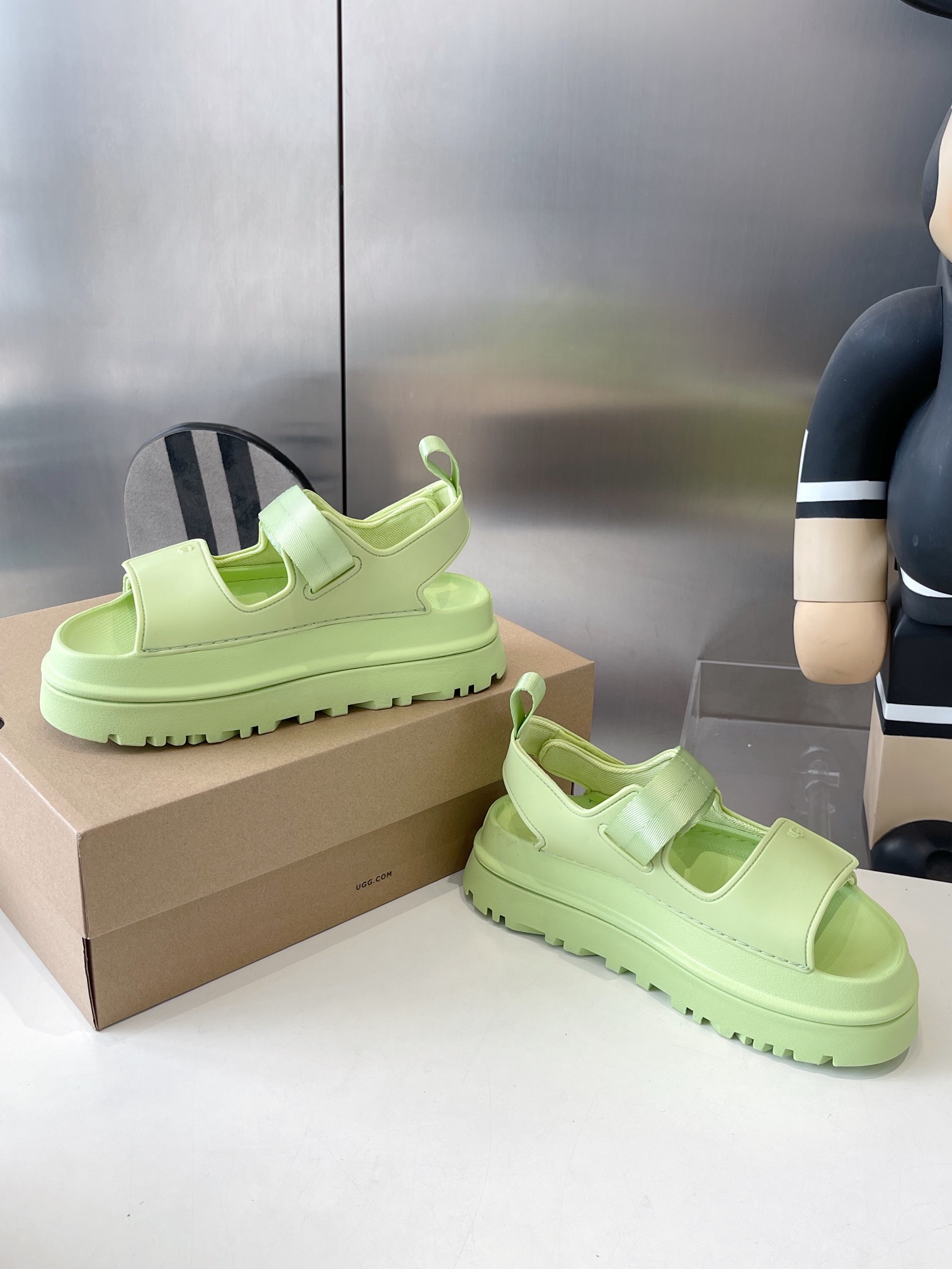 UGG Official Summer Collection: Vibrant Dopamine Tweezers for Supergirls, Size 35-40. - 图片 7