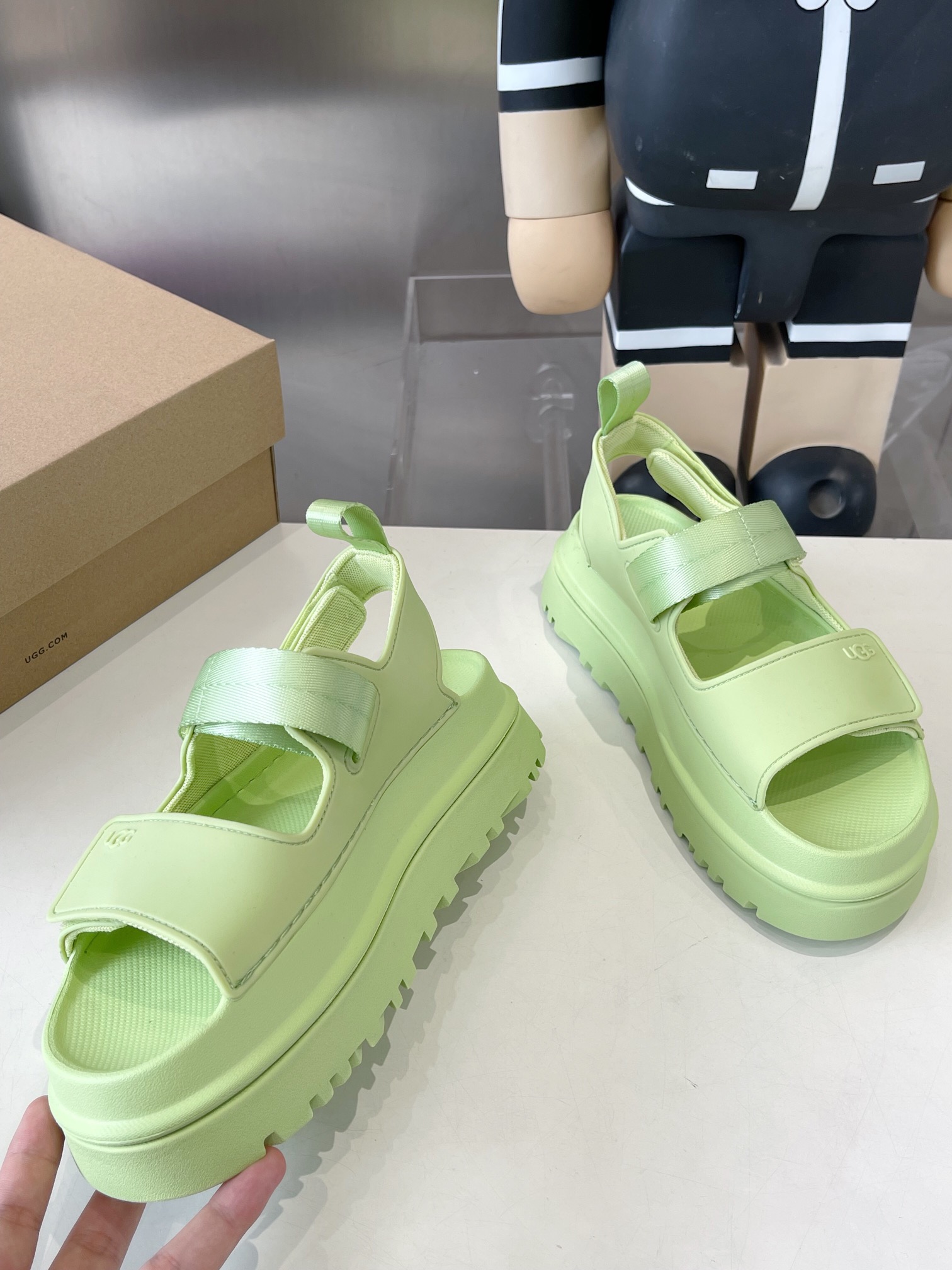 UGG Official Summer Collection: Vibrant Dopamine Tweezers for Supergirls, Size 35-40. - 图片 3