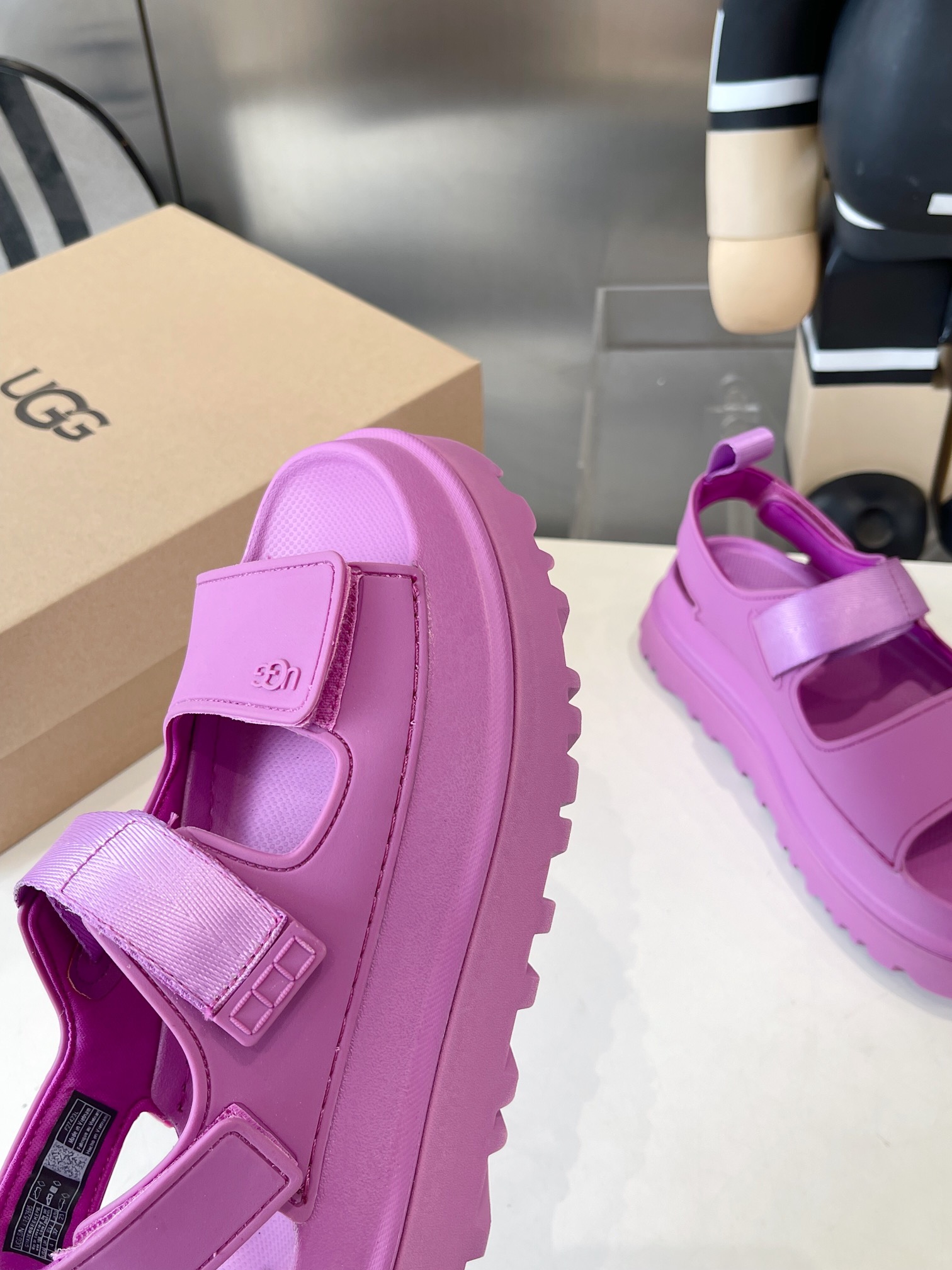 UGG Official Summer Collection: Vibrant Dopamine Tweezers for Super Girls - 图片 5