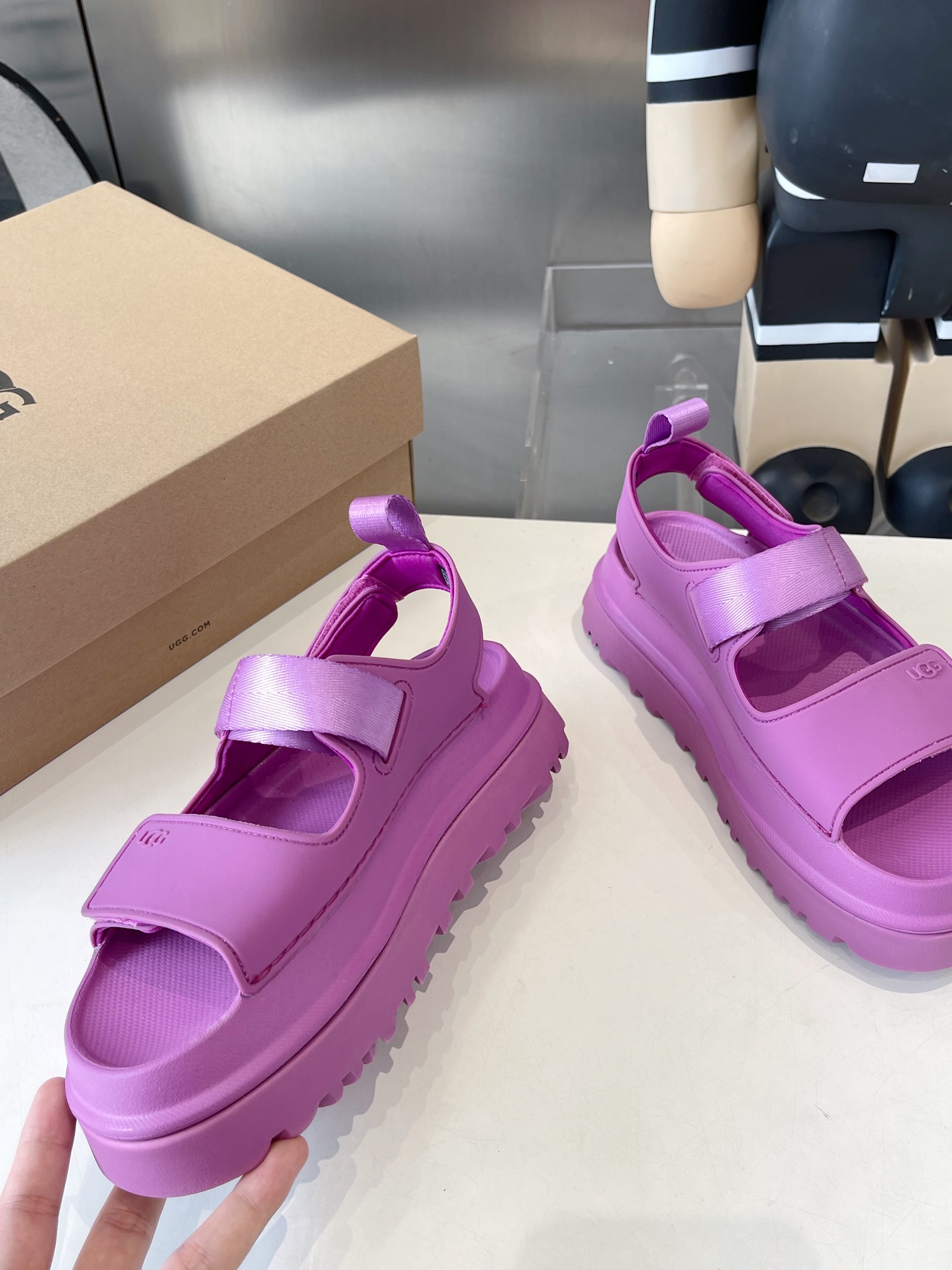 UGG Official Summer Collection: Vibrant Dopamine Tweezers for Super Girls - 图片 3