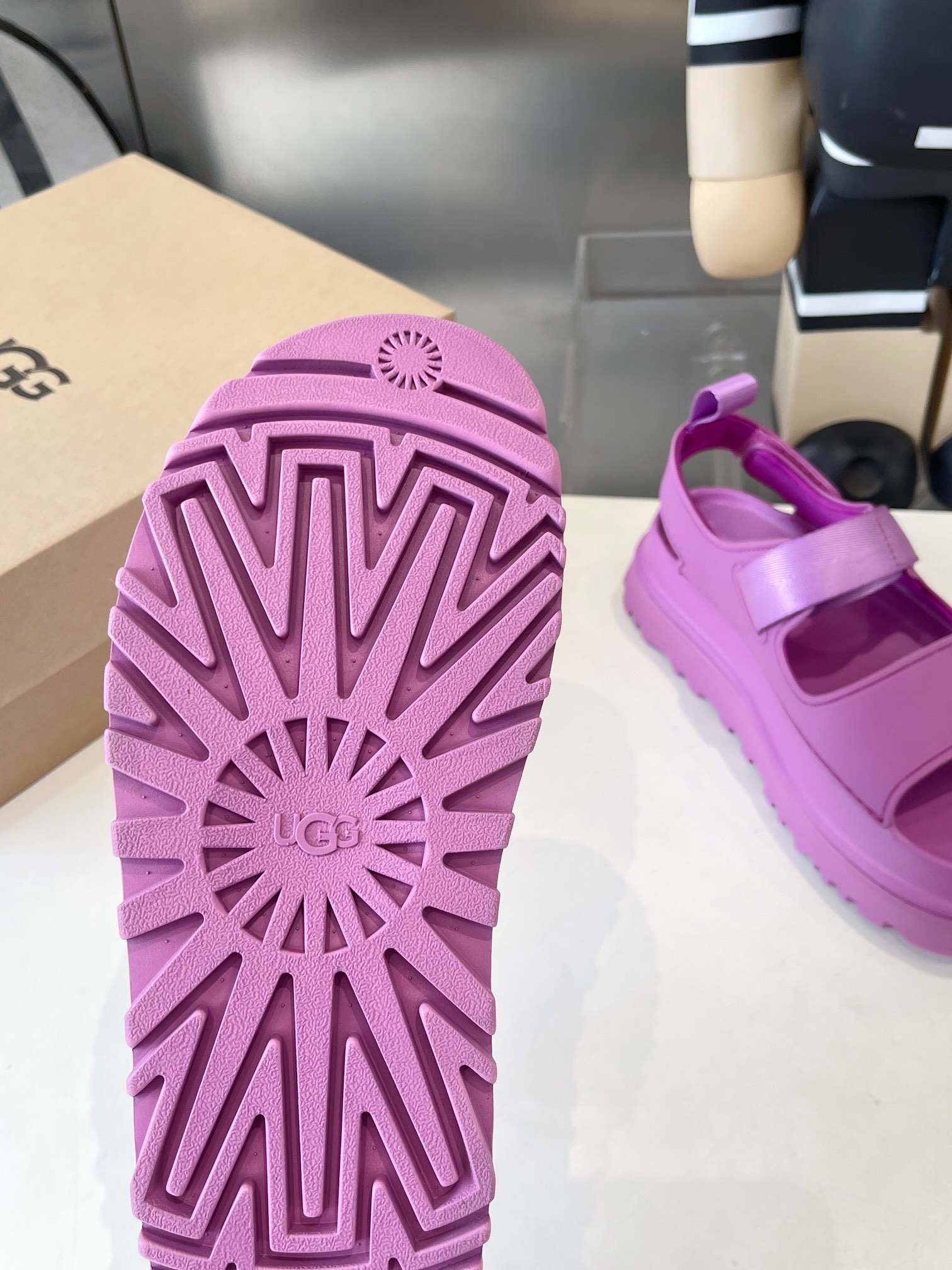 UGG Official Summer Collection: Vibrant Dopamine Tweezers for Super Girls - 图片 9