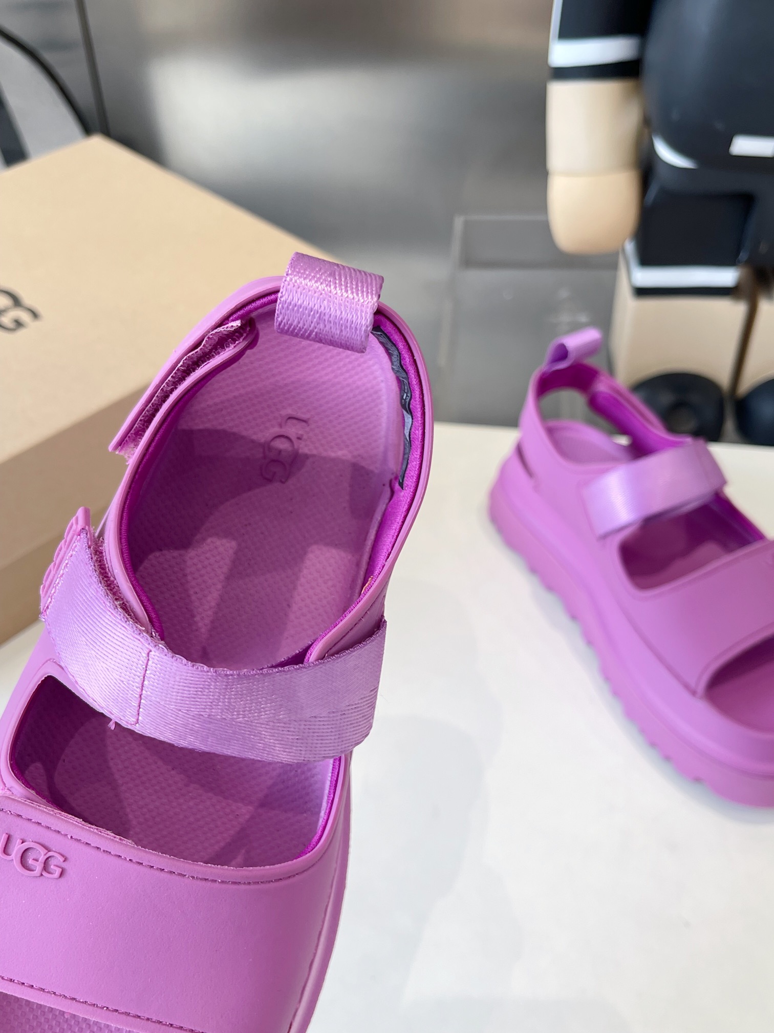 UGG Official Summer Collection: Vibrant Dopamine Tweezers for Super Girls - 图片 6