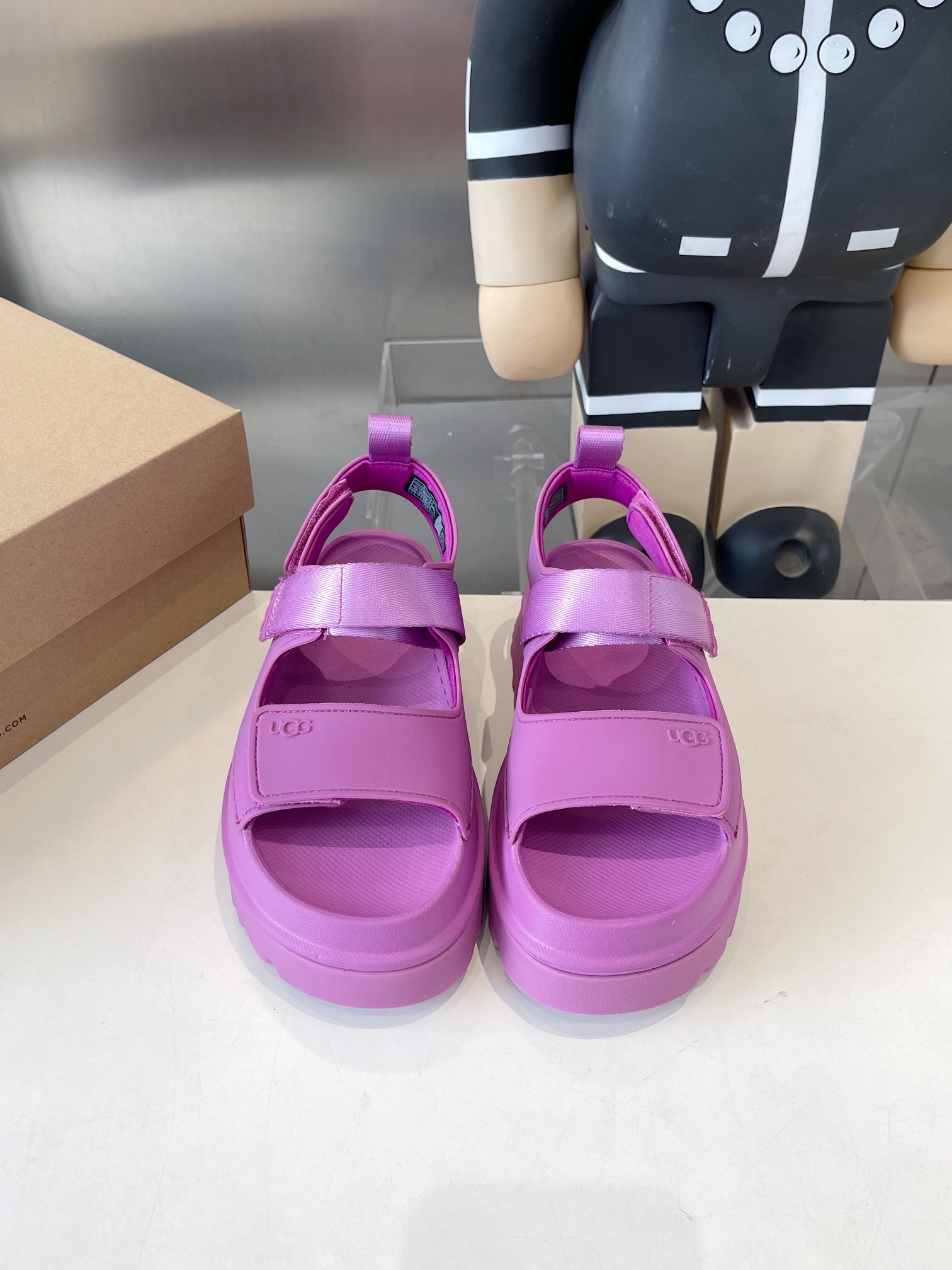 UGG Official Summer Collection: Vibrant Dopamine Tweezers for Super Girls - 图片 1