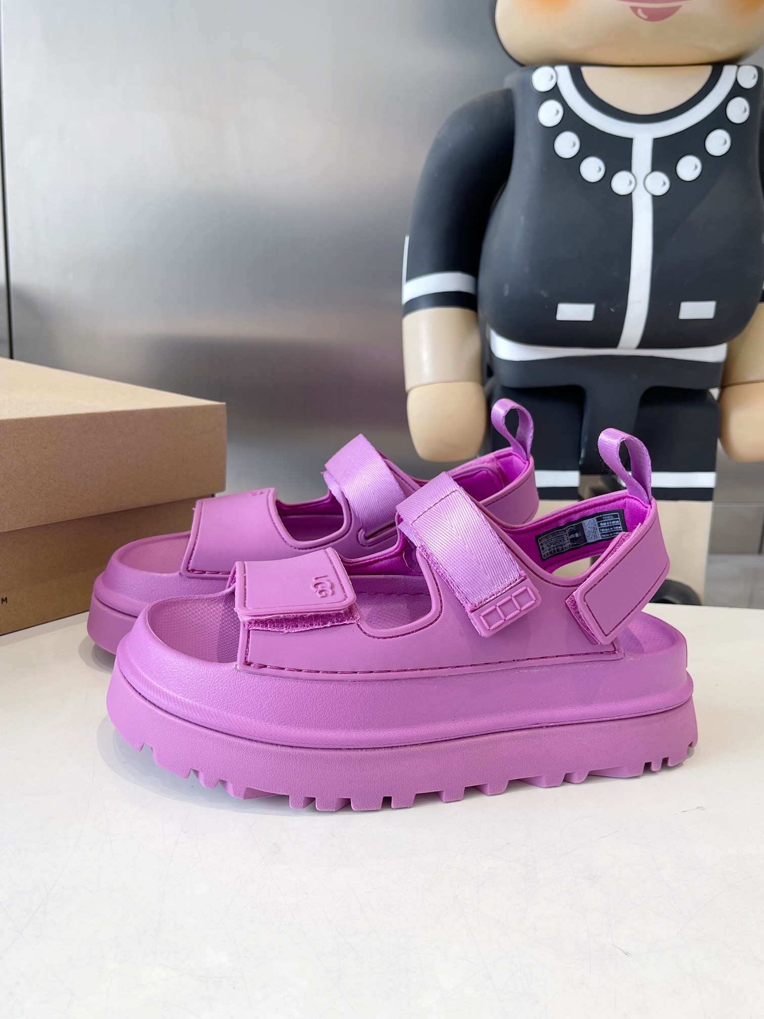 UGG Official Summer Collection: Vibrant Dopamine Tweezers for Super Girls - 图片 2