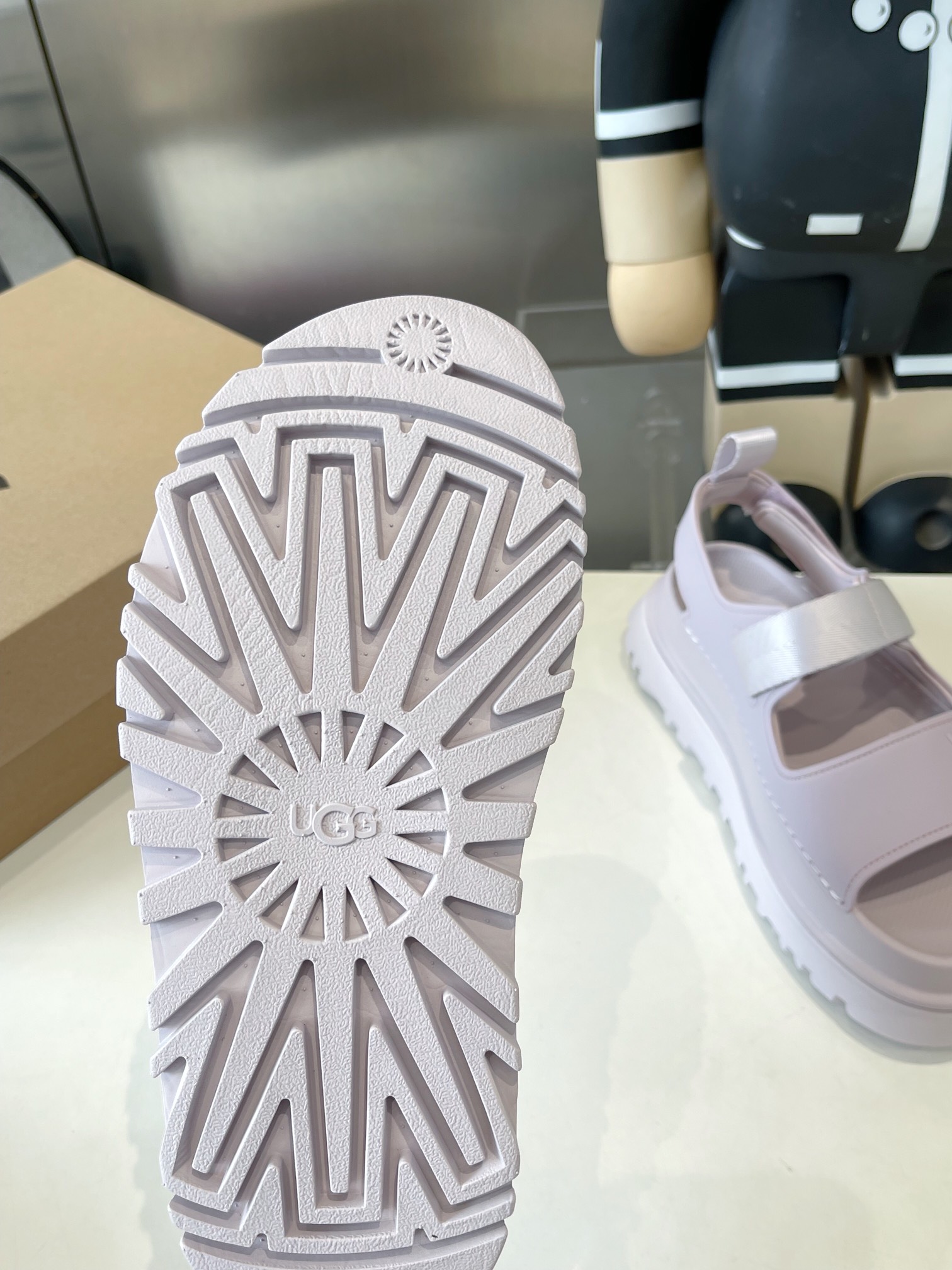 UGG Summer Collection: Vibrant Dopamine Tweezer Sandals for Super Girls - 图片 9