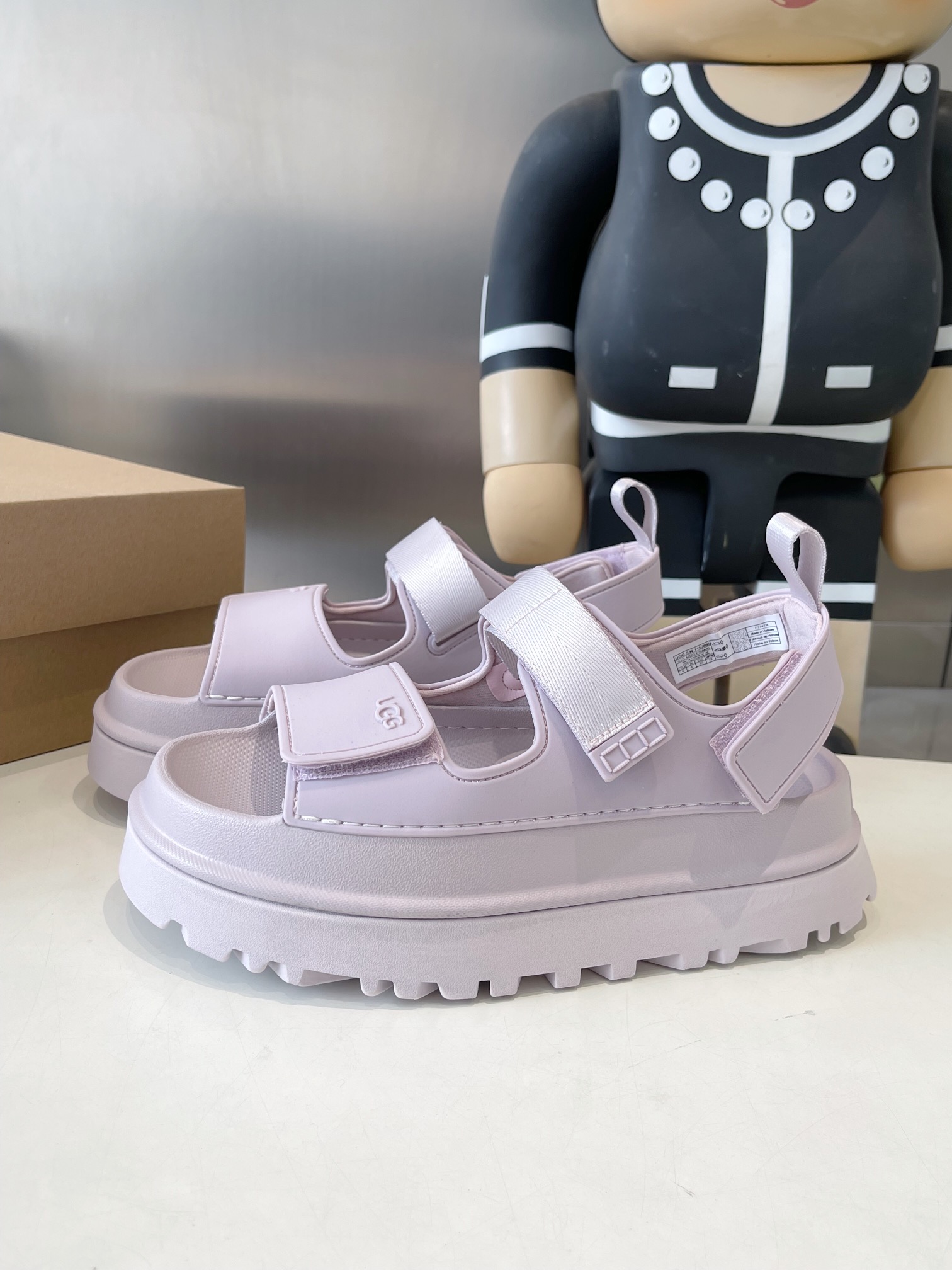 UGG Summer Collection: Vibrant Dopamine Tweezer Sandals for Super Girls - 图片 2